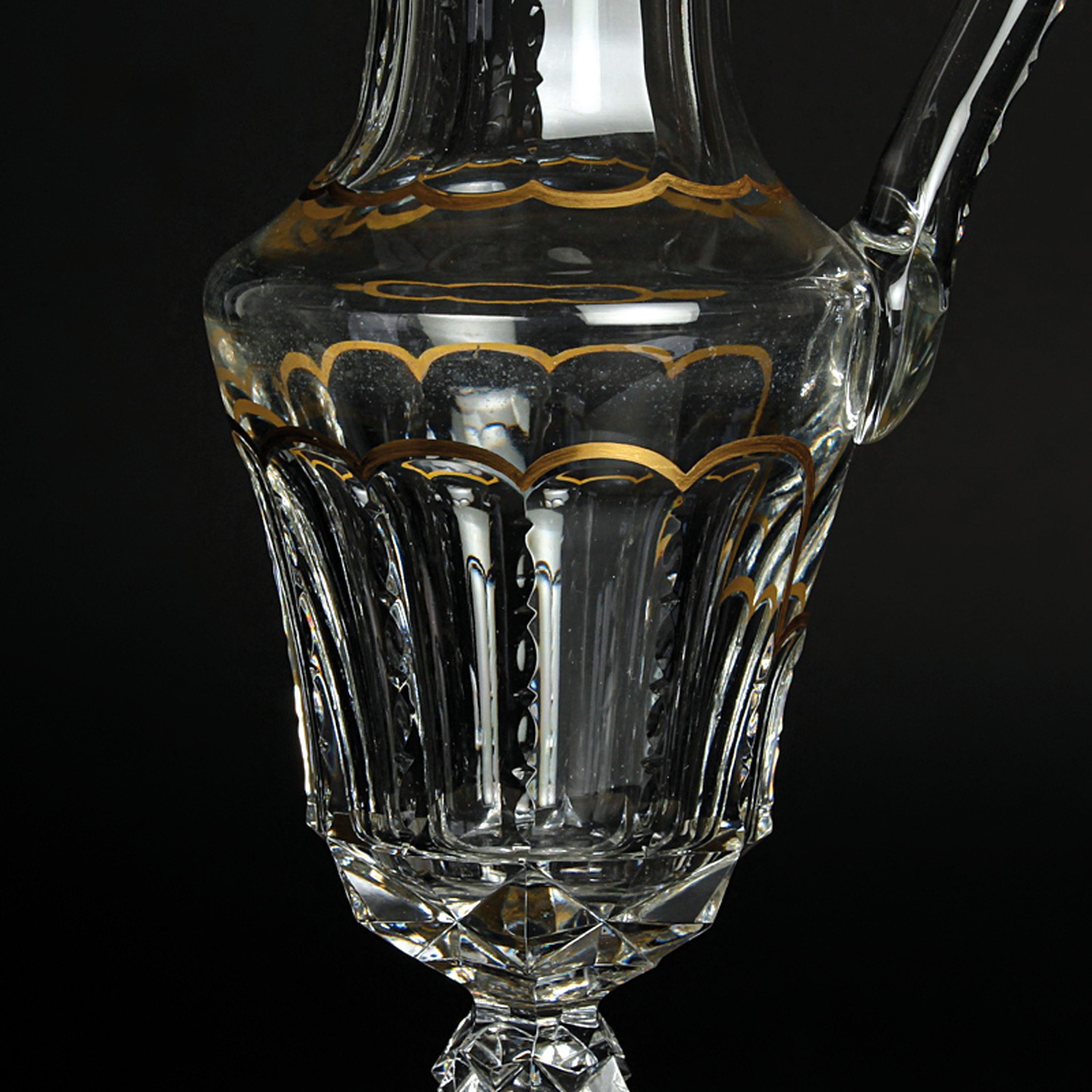 Detail b: Wasserkrug, Cristallerie St. Louis, Modell Excellence, farbloses Kristallglas reich geschnitten und geschliffen, Goldränder, H. ca. 34.5cm