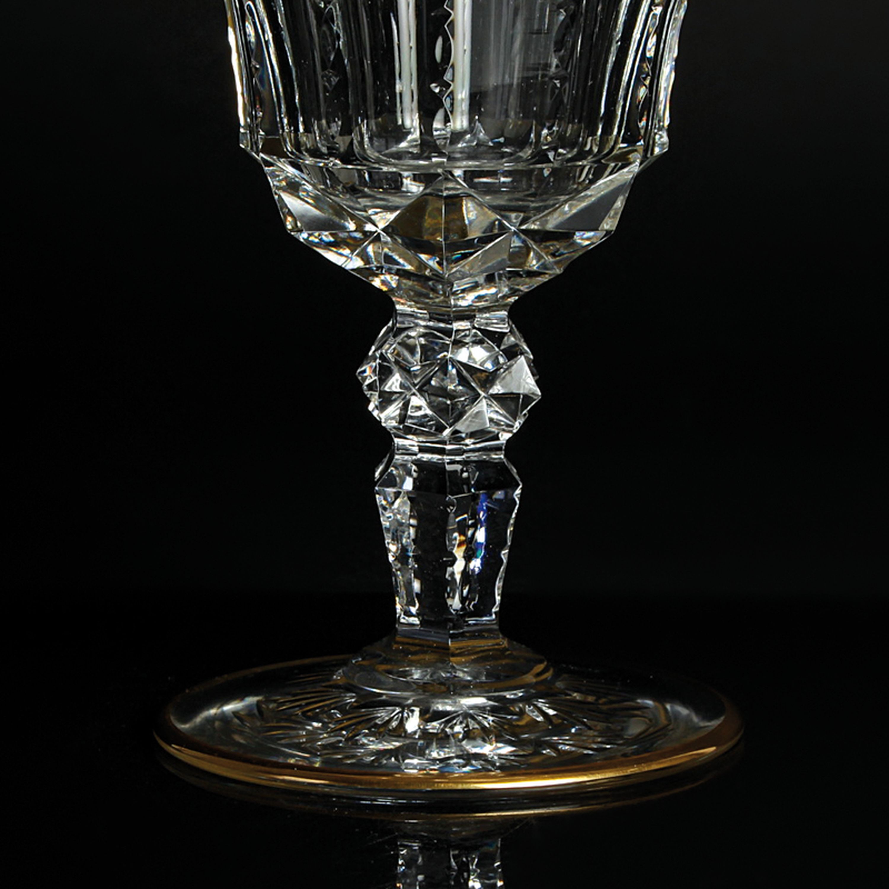 Detail c: Wasserkrug, Cristallerie St. Louis, Modell Excellence, farbloses Kristallglas reich geschnitten und geschliffen, Goldränder, H. ca. 34.5cm