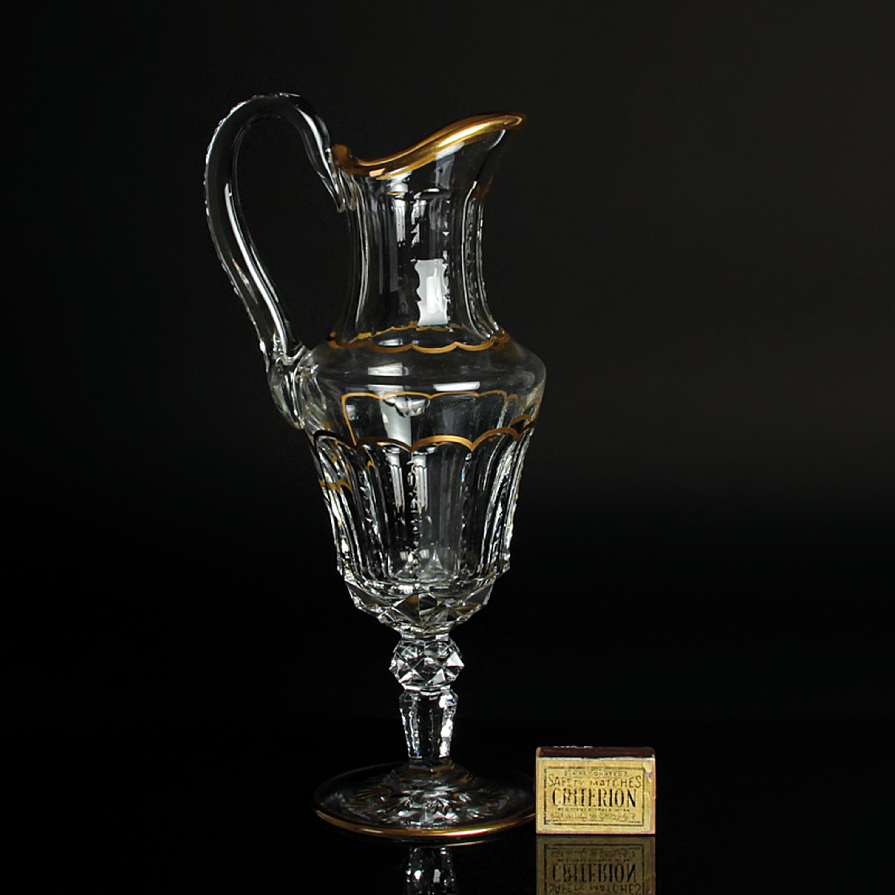 Detail d: Wasserkrug, Cristallerie St. Louis, Modell Excellence, farbloses Kristallglas reich geschnitten und geschliffen, Goldränder, H. ca. 34.5cm