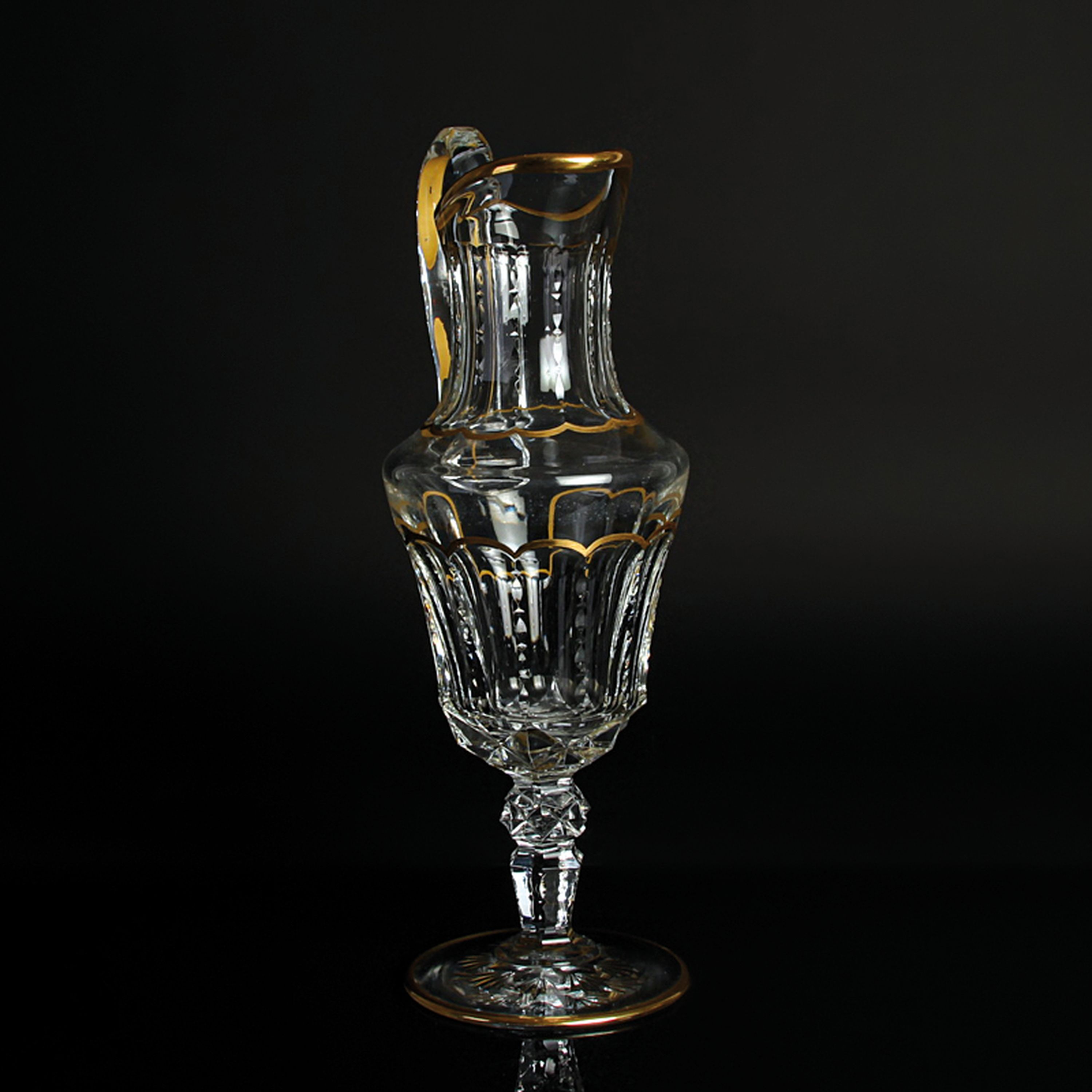 Detail e: Wasserkrug, Cristallerie St. Louis, Modell Excellence, farbloses Kristallglas reich geschnitten und geschliffen, Goldränder, H. ca. 34.5cm