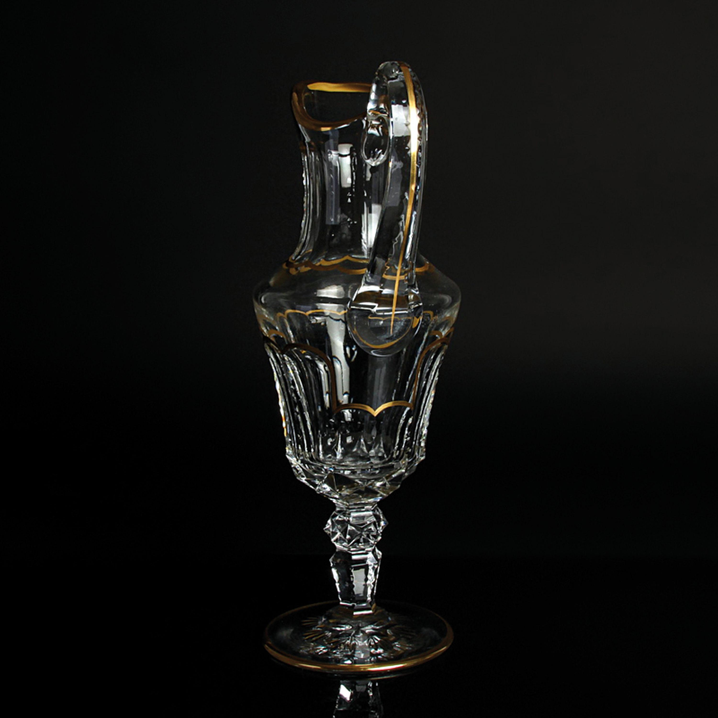 Detail g: Wasserkrug, Cristallerie St. Louis, Modell Excellence, farbloses Kristallglas reich geschnitten und geschliffen, Goldränder, H. ca. 34.5cm