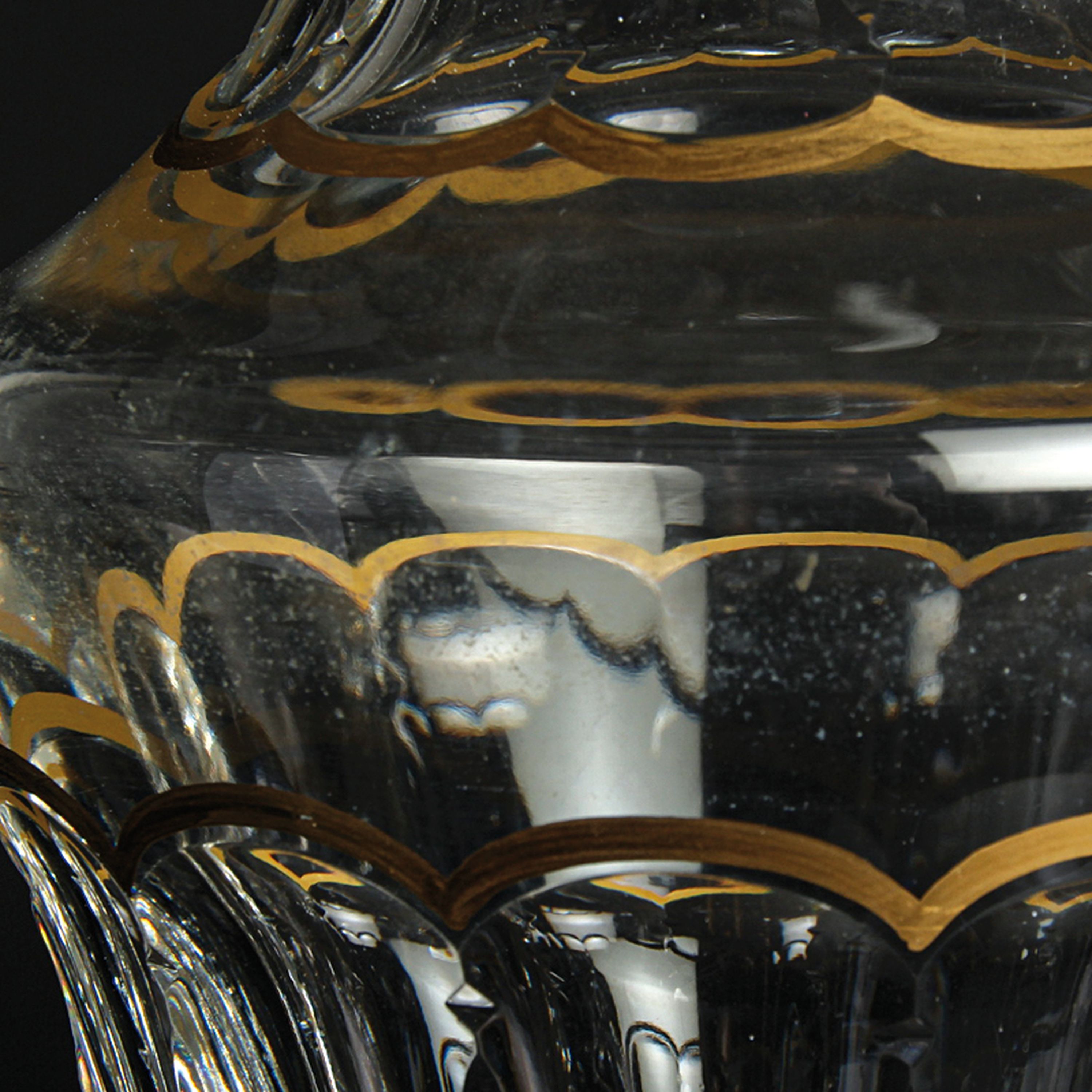 Detail h: Wasserkrug, Cristallerie St. Louis, Modell Excellence, farbloses Kristallglas reich geschnitten und geschliffen, Goldränder, H. ca. 34.5cm