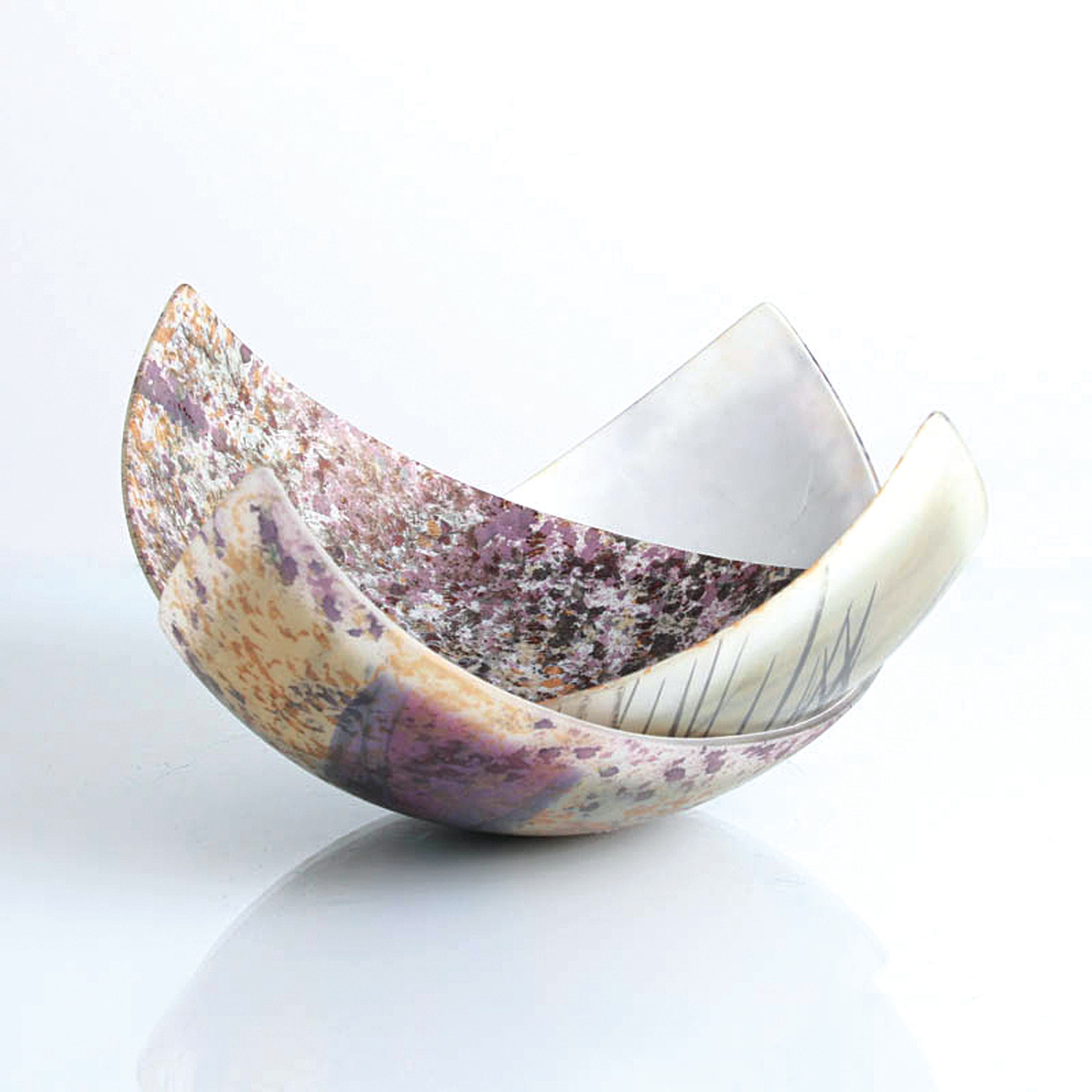 Studioglasobjekt von Isgard Moje-Wohlgemuth,2 sichelförmige Schalen, opak-weißes Glas bemalt mit gelösten Metallen, lüstriert, je ca. 9x20x14cm