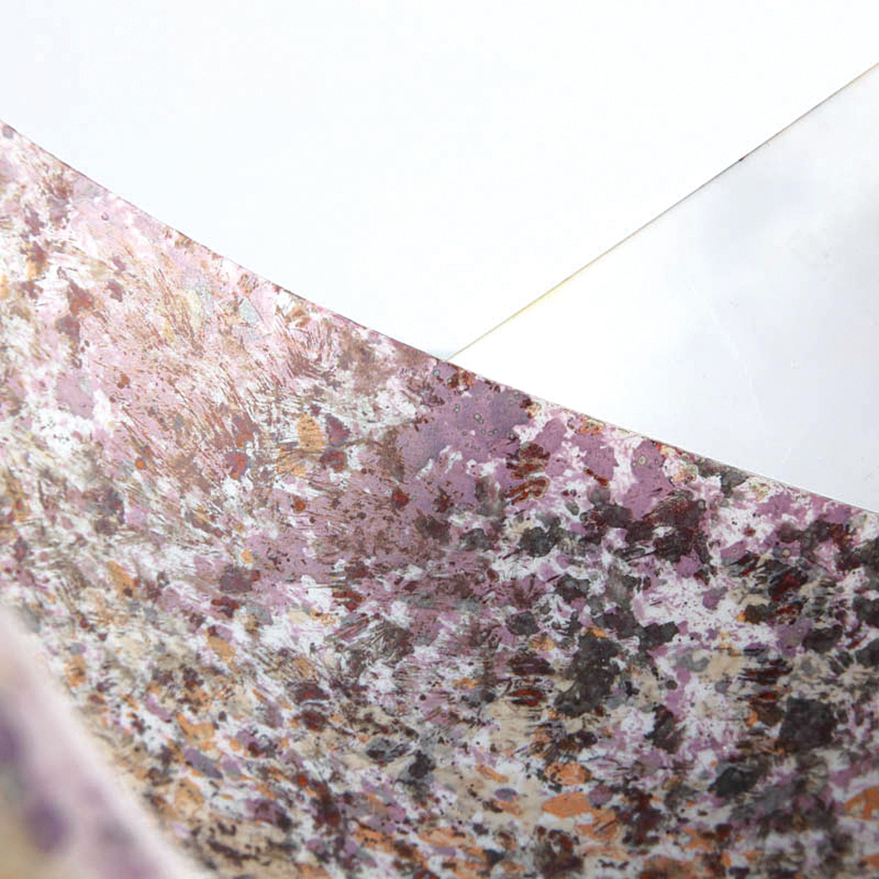 Detail a: Studioglasobjekt von Isgard Moje-Wohlgemuth,2 sichelförmige Schalen, opak-weißes Glas bemalt mit gelösten Metallen, lüstriert, je ca. 9x20x14cm