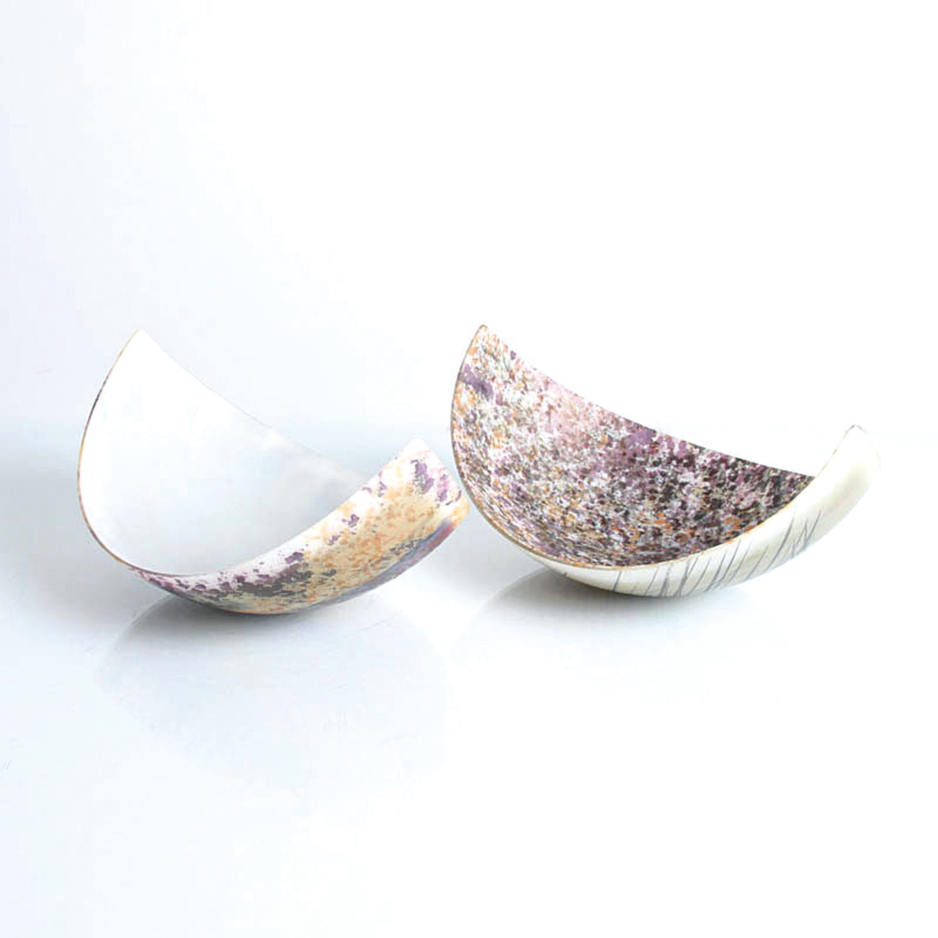 Detail b: Studioglasobjekt von Isgard Moje-Wohlgemuth,2 sichelförmige Schalen, opak-weißes Glas bemalt mit gelösten Metallen, lüstriert, je ca. 9x20x14cm