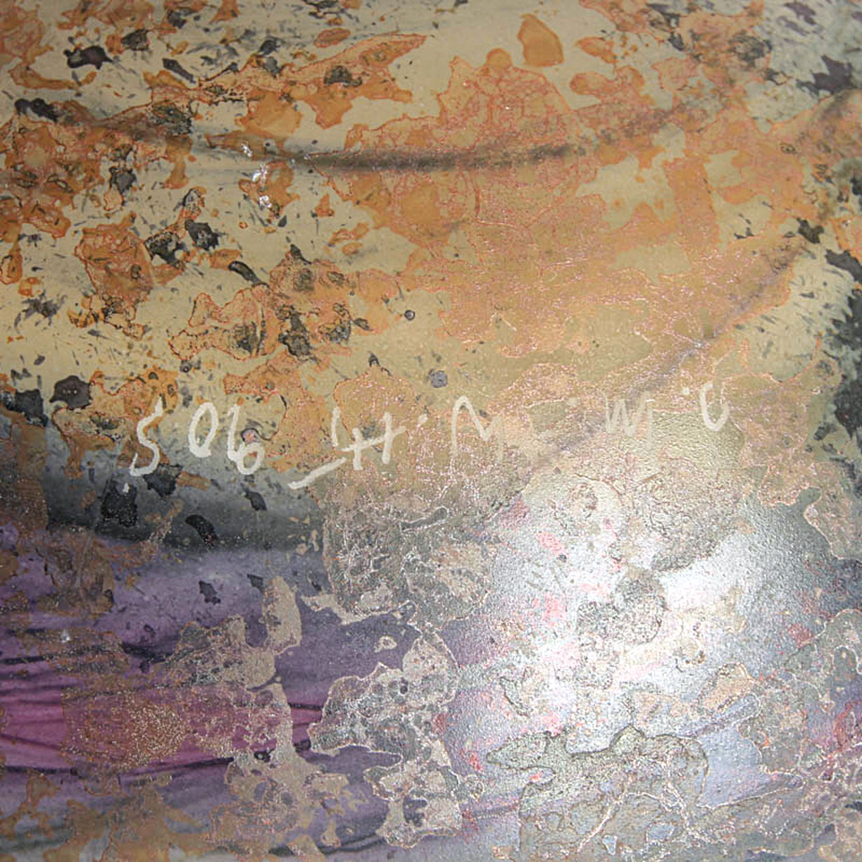 Detail e: Studioglasobjekt von Isgard Moje-Wohlgemuth,2 sichelförmige Schalen, opak-weißes Glas bemalt mit gelösten Metallen, lüstriert, je ca. 9x20x14cm