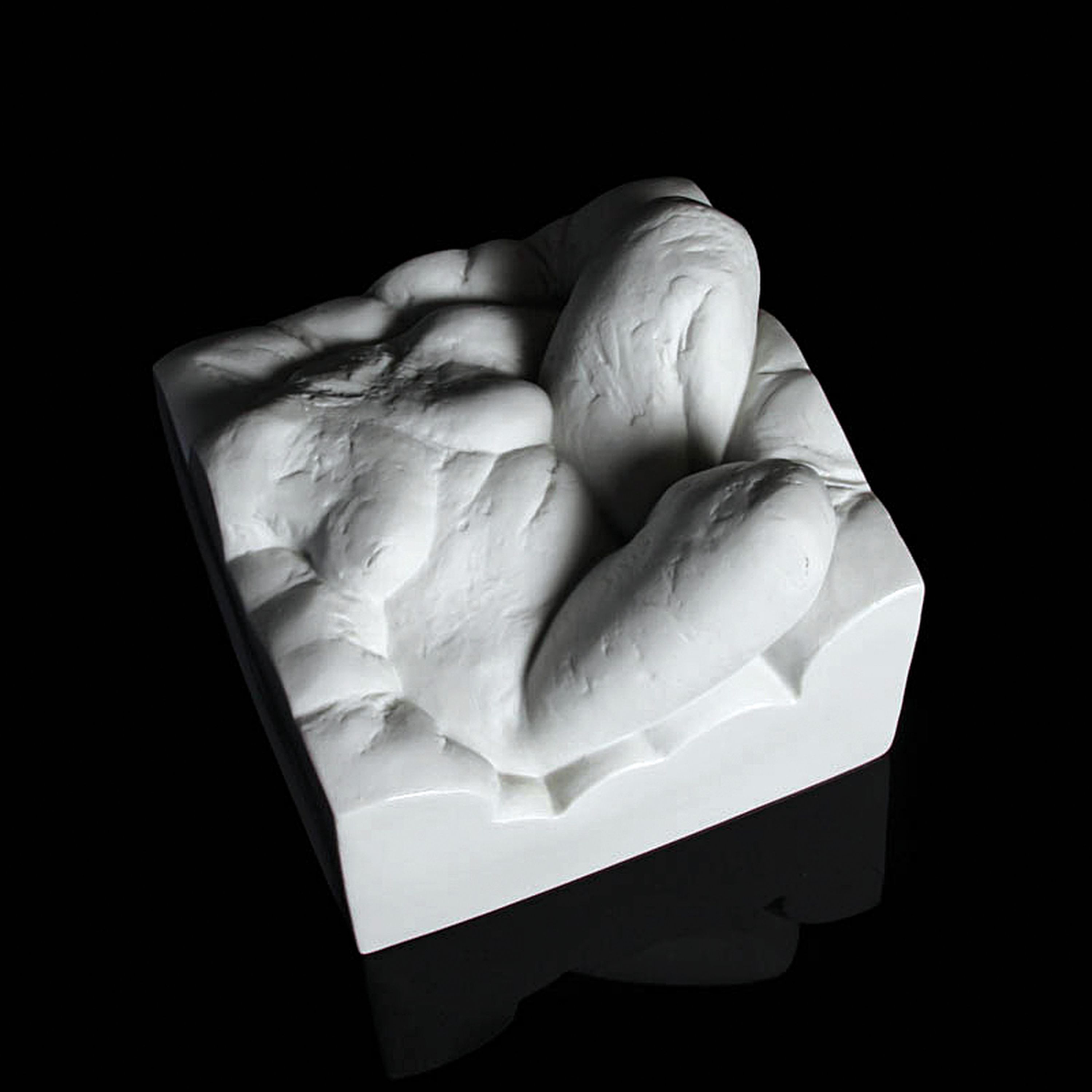 Porzellanfigur aus der Goebel-Galerie, Sesselllandschaft von Christina Baumgärtel, limit. Auflage 18/30, signiert und nummeriert, ca. 12x15x14cm