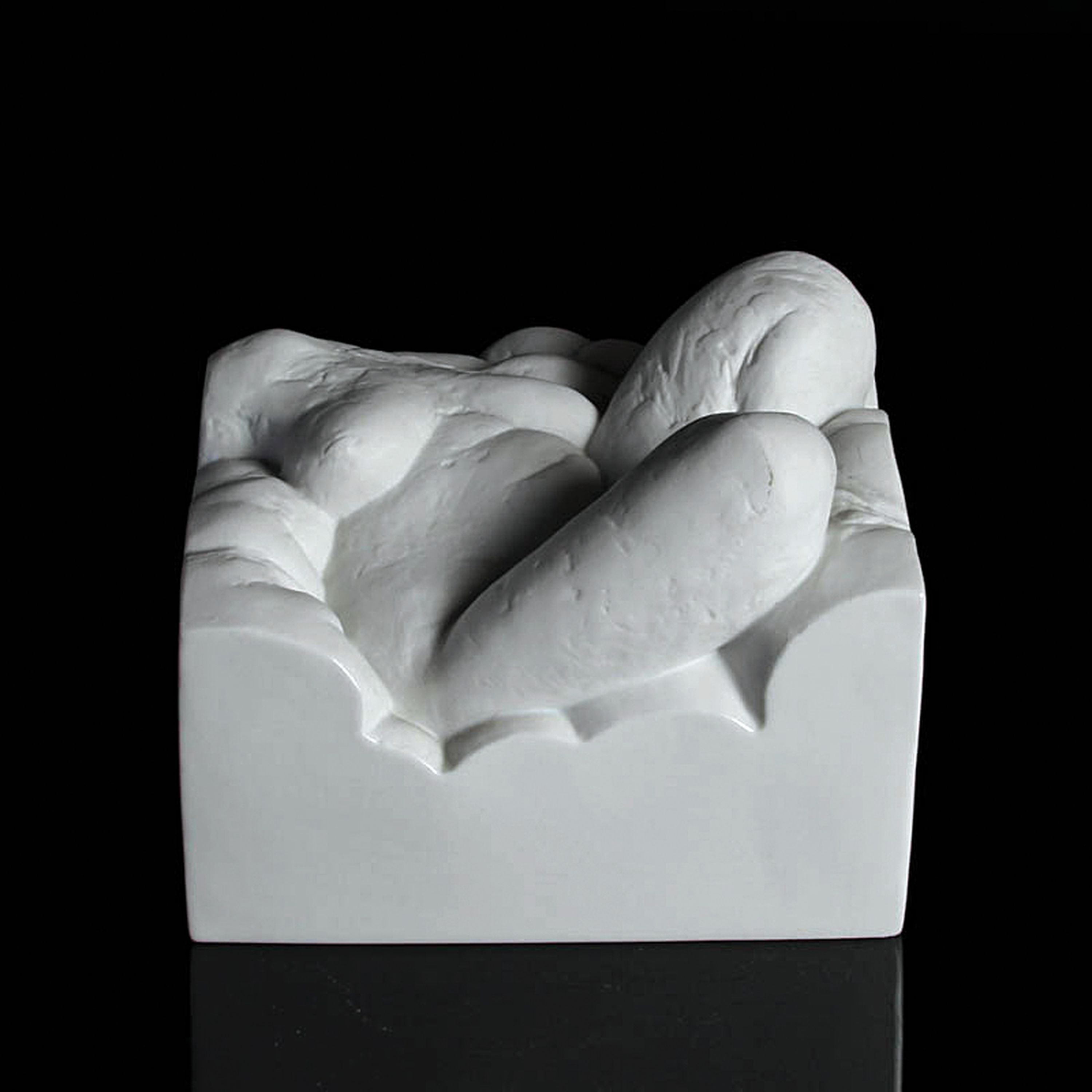 Detail a: Porzellanfigur aus der Goebel-Galerie, Sesselllandschaft von Christina Baumgärtel, limit. Auflage 18/30, signiert und nummeriert, ca. 12x15x14cm