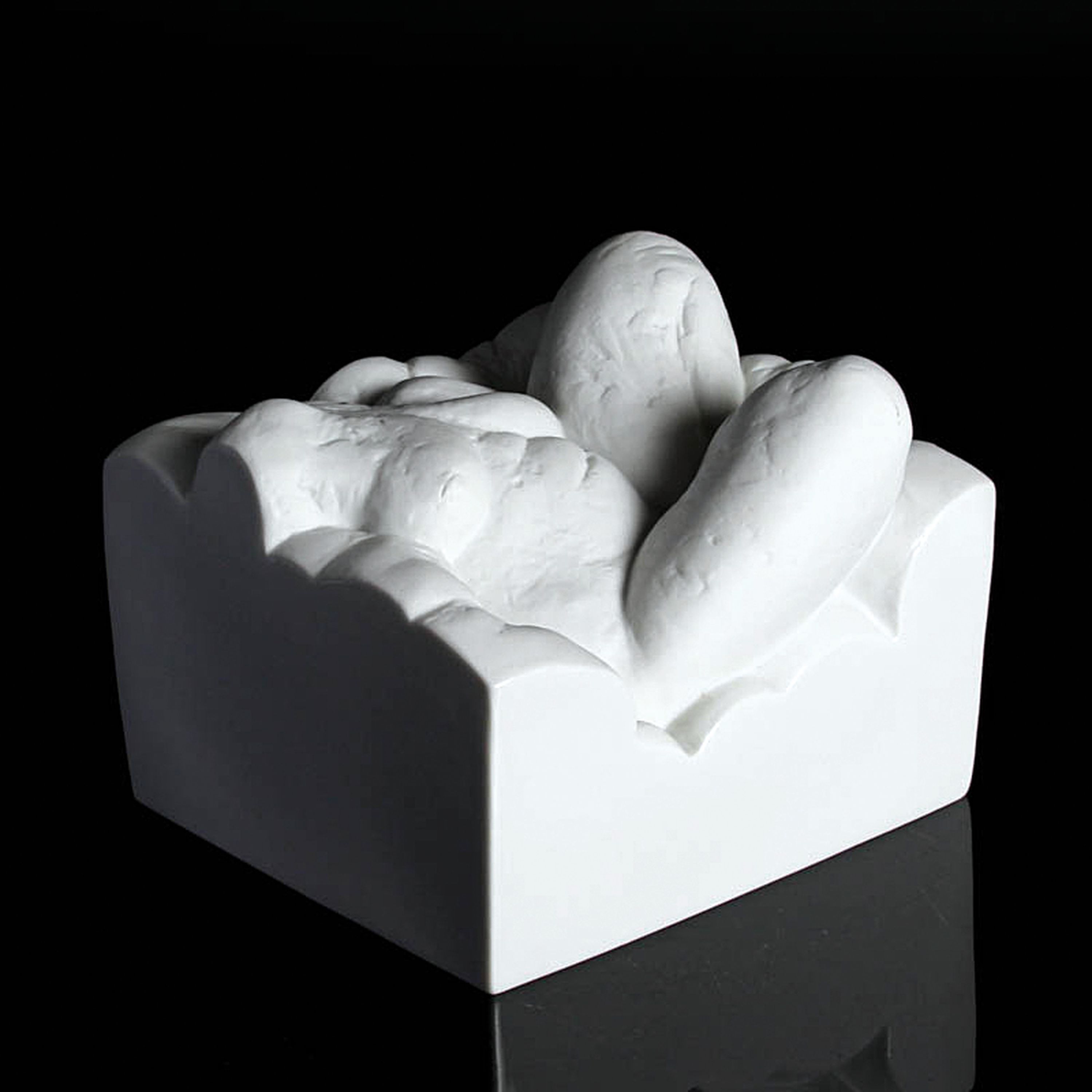 Detail b: Porzellanfigur aus der Goebel-Galerie, Sesselllandschaft von Christina Baumgärtel, limit. Auflage 18/30, signiert und nummeriert, ca. 12x15x14cm