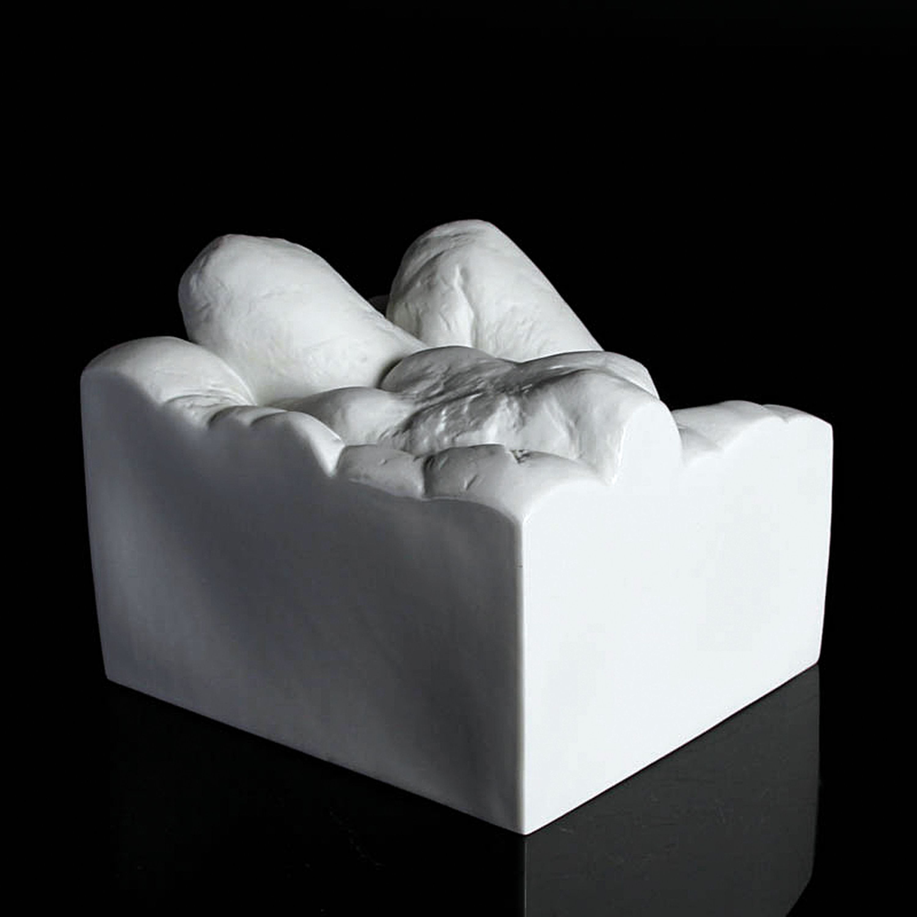 Detail c: Porzellanfigur aus der Goebel-Galerie, Sesselllandschaft von Christina Baumgärtel, limit. Auflage 18/30, signiert und nummeriert, ca. 12x15x14cm