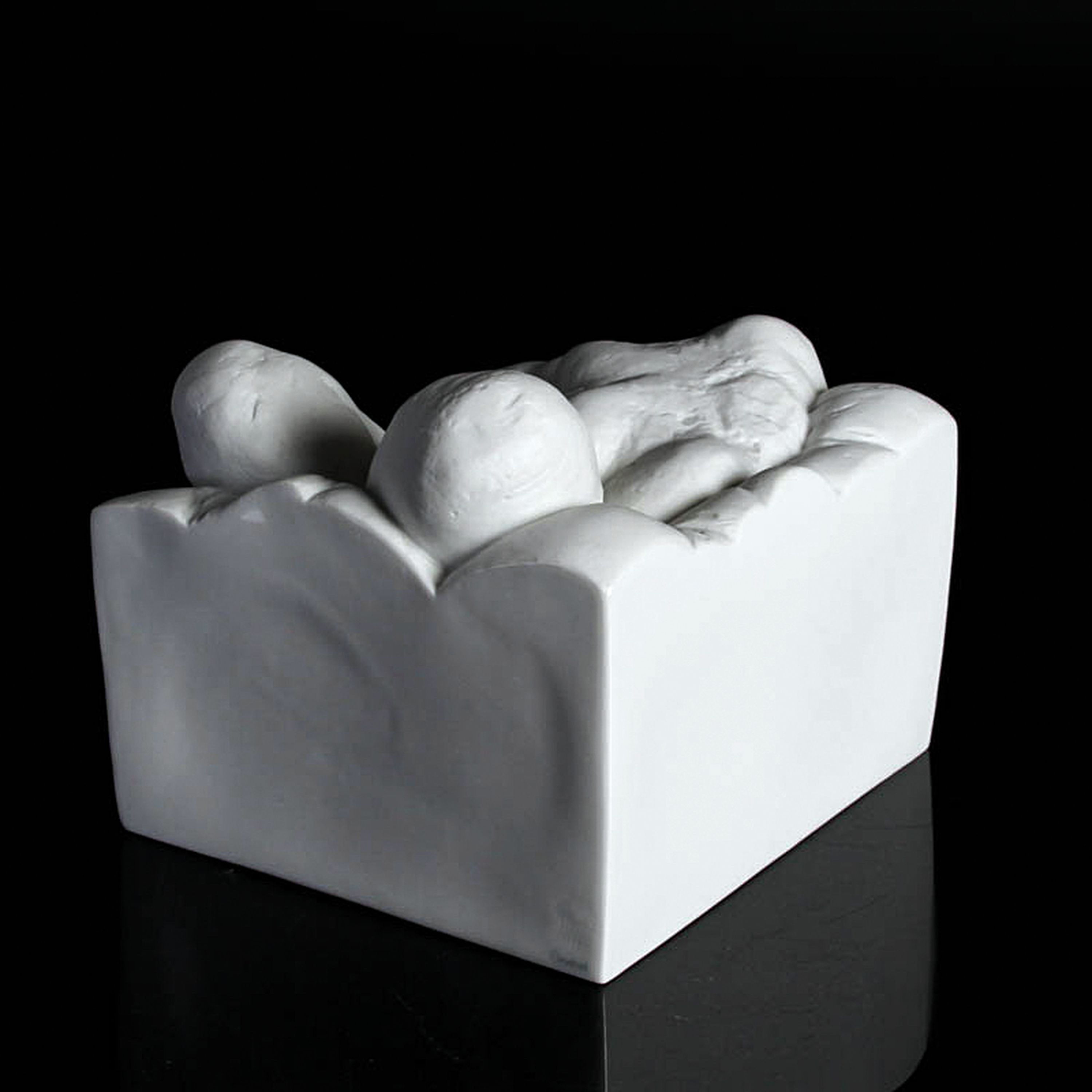 Detail d: Porzellanfigur aus der Goebel-Galerie, Sesselllandschaft von Christina Baumgärtel, limit. Auflage 18/30, signiert und nummeriert, ca. 12x15x14cm