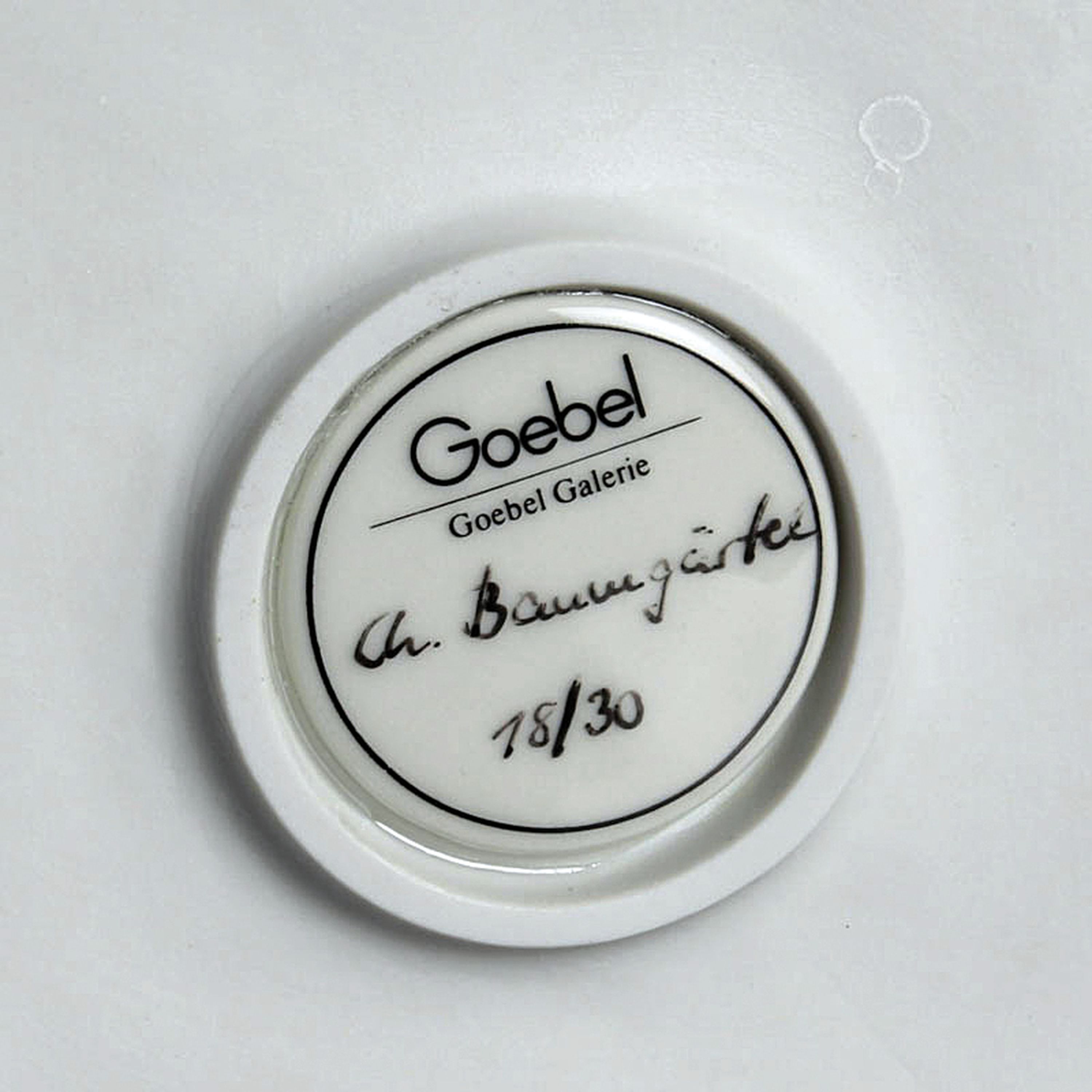 Detail f: Porzellanfigur aus der Goebel-Galerie, Sesselllandschaft von Christina Baumgärtel, limit. Auflage 18/30, signiert und nummeriert, ca. 12x15x14cm