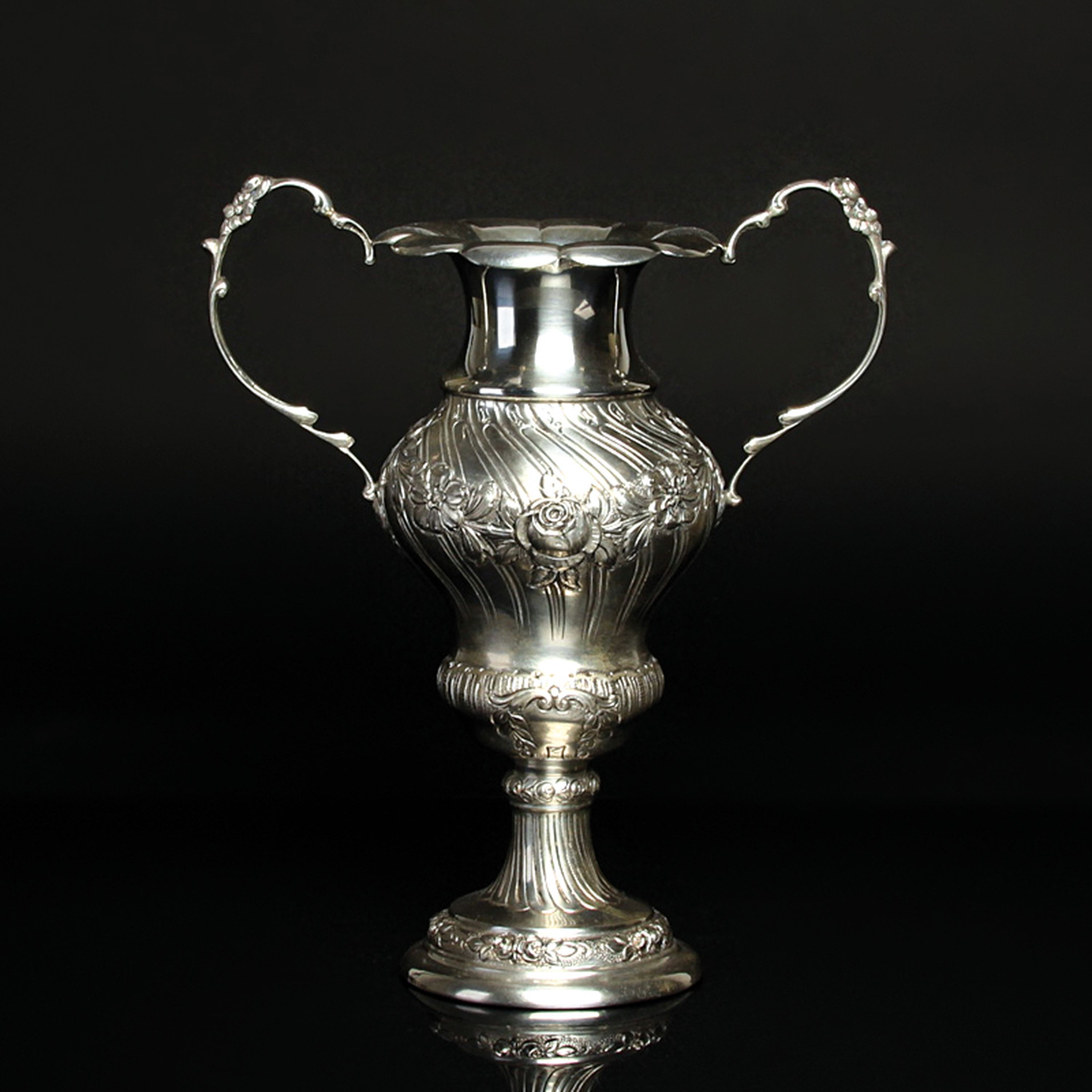 Doppelhenkelvase, Berlin, 1821-1841, Silber,Meistermarke Johann August Gebhardt, reich geprägt mit Rosen und Ranken, ziseliert und punziert, H. ca. ...