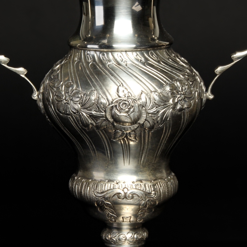 Detail a: Doppelhenkelvase, Berlin, 1821-1841, Silber,Meistermarke Johann August Gebhardt, reich geprägt mit Rosen und Ranken, ziseliert und punziert, H. ca. ...