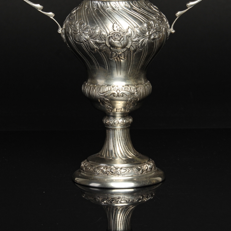 Detail b: Doppelhenkelvase, Berlin, 1821-1841, Silber,Meistermarke Johann August Gebhardt, reich geprägt mit Rosen und Ranken, ziseliert und punziert, H. ca. ...