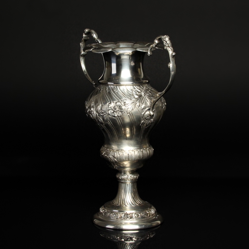 Detail c: Doppelhenkelvase, Berlin, 1821-1841, Silber,Meistermarke Johann August Gebhardt, reich geprägt mit Rosen und Ranken, ziseliert und punziert, H. ca. ...