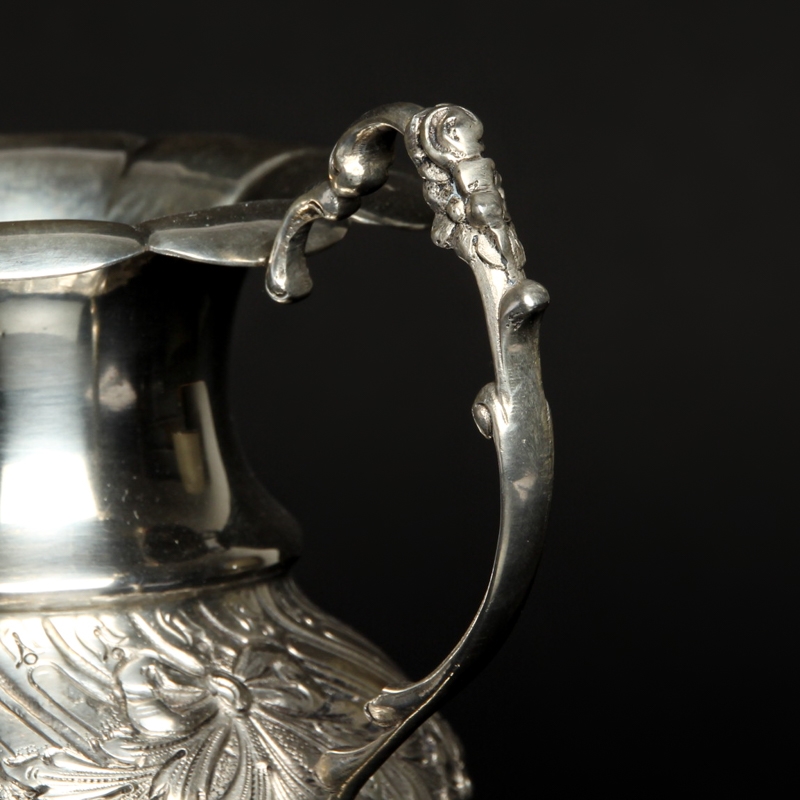 Detail d: Doppelhenkelvase, Berlin, 1821-1841, Silber,Meistermarke Johann August Gebhardt, reich geprägt mit Rosen und Ranken, ziseliert und punziert, H. ca. ...