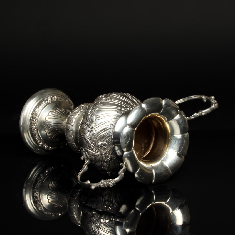 Detail e: Doppelhenkelvase, Berlin, 1821-1841, Silber,Meistermarke Johann August Gebhardt, reich geprägt mit Rosen und Ranken, ziseliert und punziert, H. ca. ...