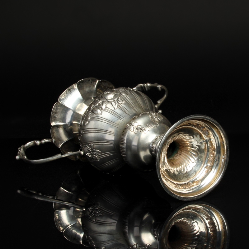 Detail f: Doppelhenkelvase, Berlin, 1821-1841, Silber,Meistermarke Johann August Gebhardt, reich geprägt mit Rosen und Ranken, ziseliert und punziert, H. ca. ...