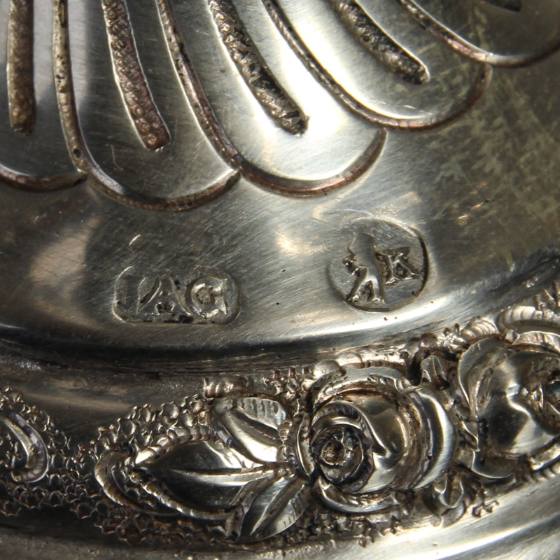 Detail g: Doppelhenkelvase, Berlin, 1821-1841, Silber,Meistermarke Johann August Gebhardt, reich geprägt mit Rosen und Ranken, ziseliert und punziert, H. ca. ...