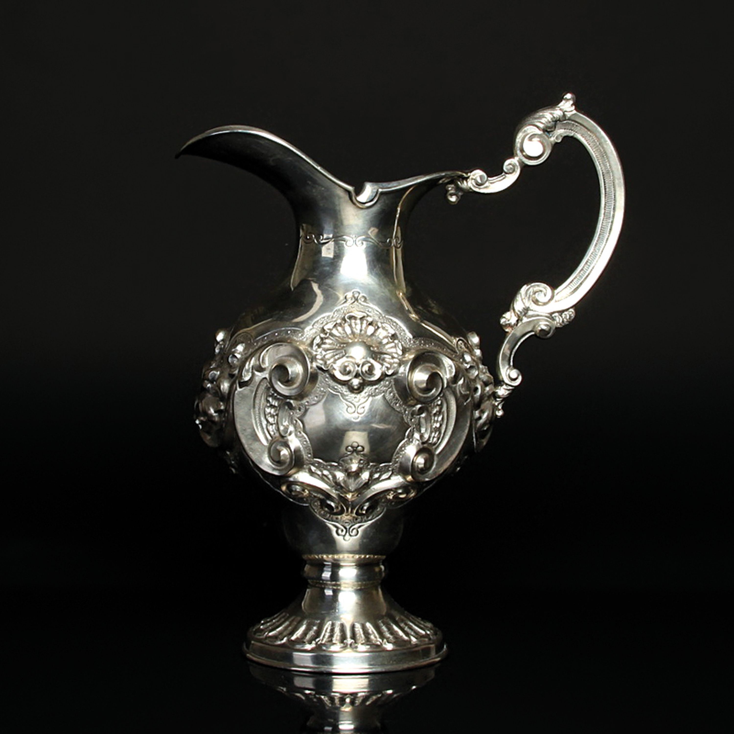 Kanne, wohl Polen, um 1880-90, Silber, reich reliefiert mit Muschel- und Rocaillen- Dekor, punziert, H. ca. 23cm, ca. 550 g.