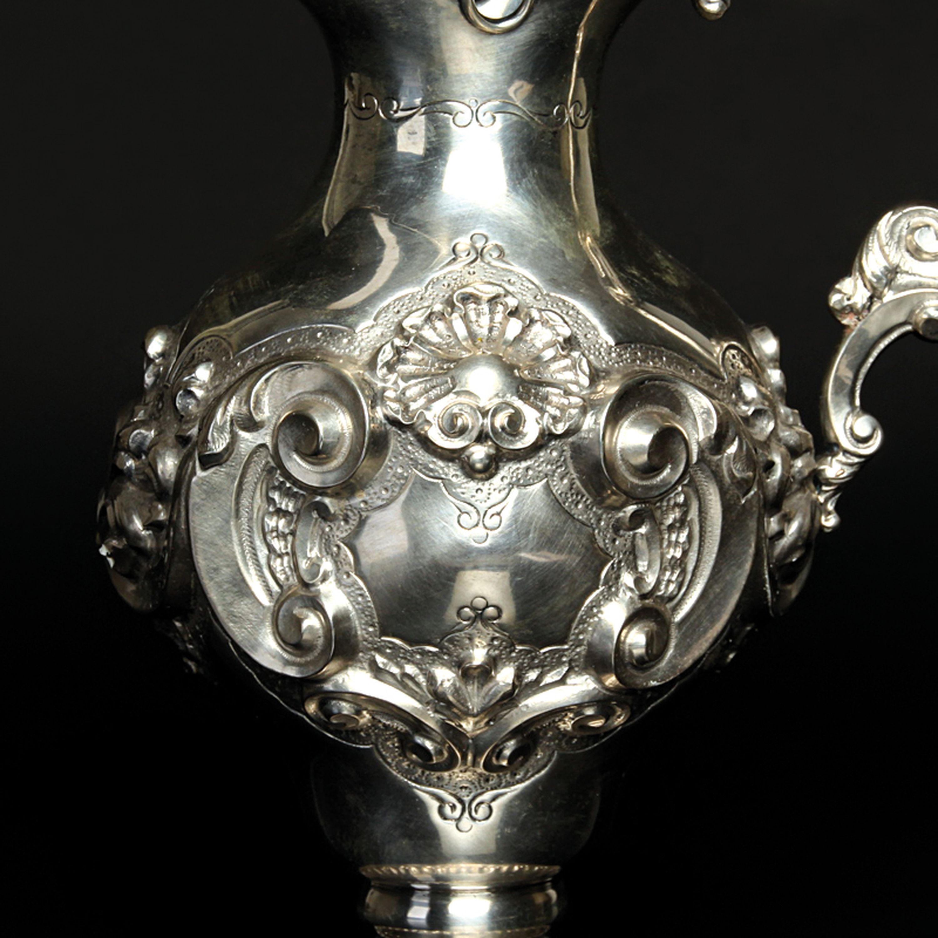 Detail a: Kanne, wohl Polen, um 1880-90, Silber, reich reliefiert mit Muschel- und Rocaillen- Dekor, punziert, H. ca. 23cm, ca. 550 g.