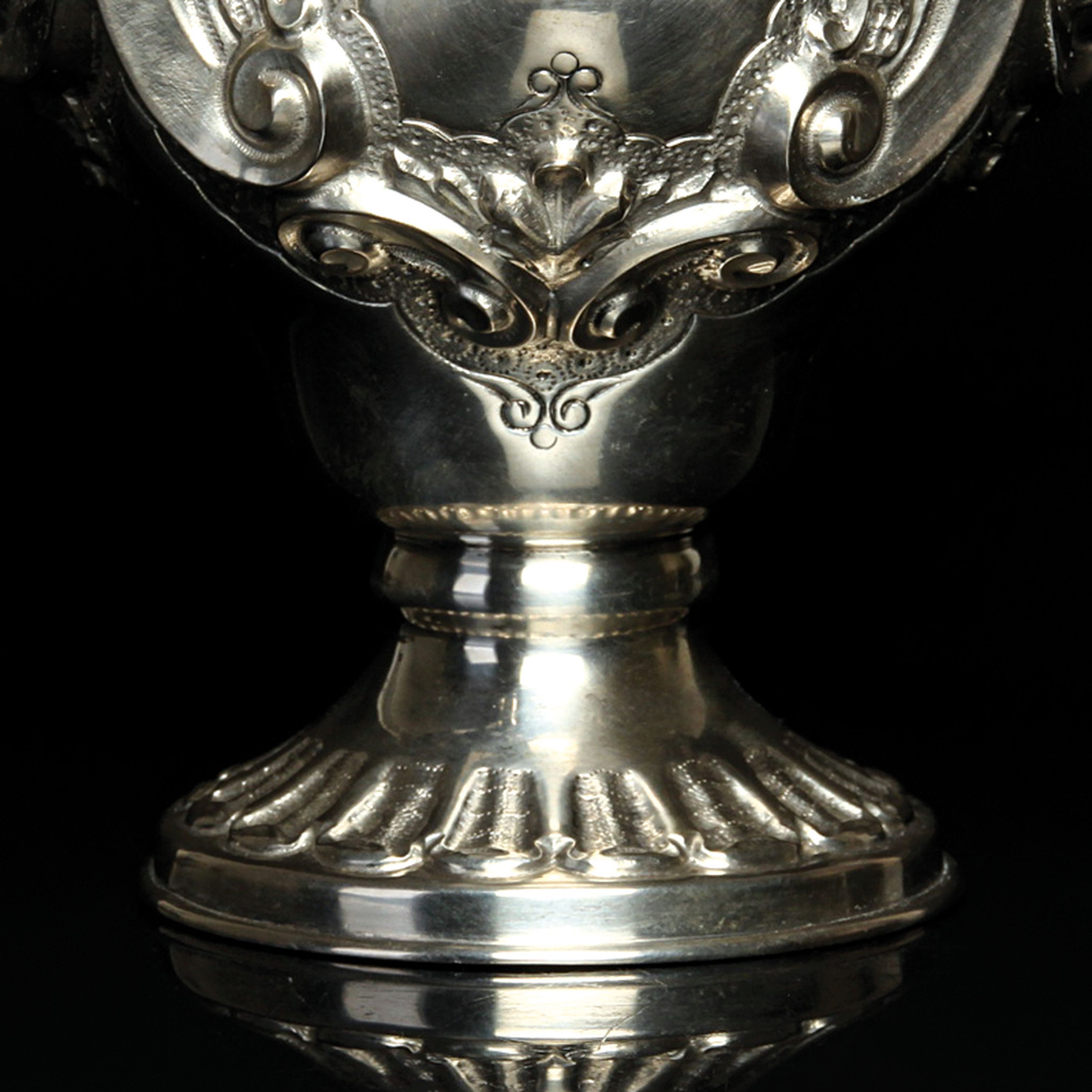 Detail b: Kanne, wohl Polen, um 1880-90, Silber, reich reliefiert mit Muschel- und Rocaillen- Dekor, punziert, H. ca. 23cm, ca. 550 g.