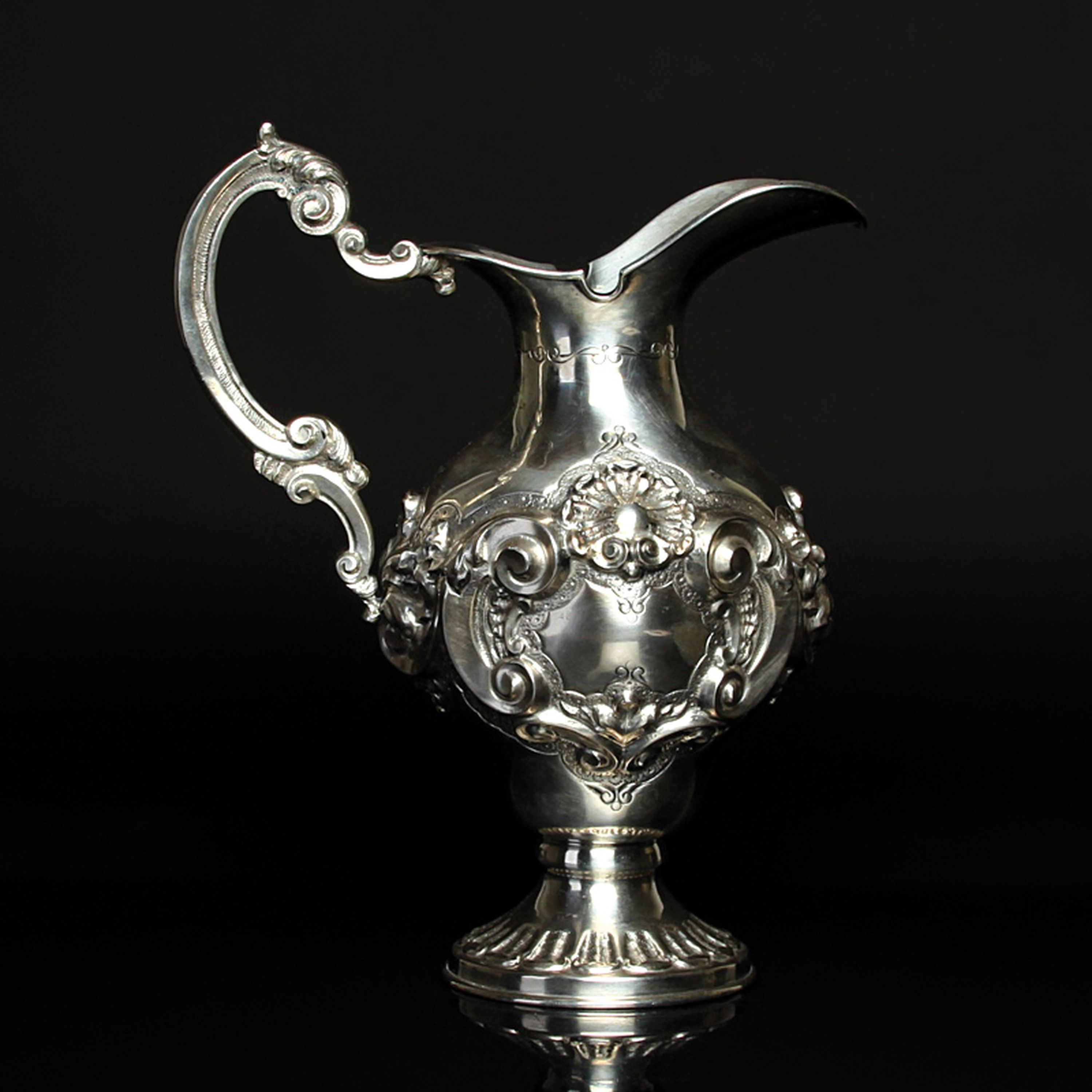 Detail c: Kanne, wohl Polen, um 1880-90, Silber, reich reliefiert mit Muschel- und Rocaillen- Dekor, punziert, H. ca. 23cm, ca. 550 g.