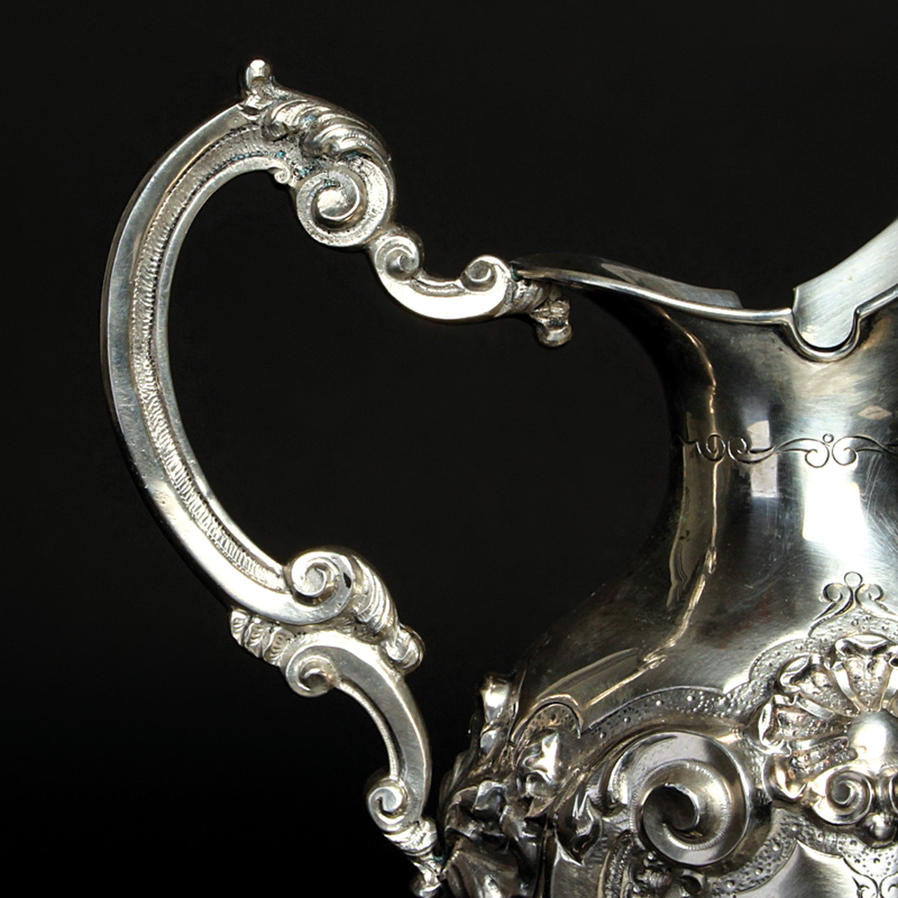 Detail d: Kanne, wohl Polen, um 1880-90, Silber, reich reliefiert mit Muschel- und Rocaillen- Dekor, punziert, H. ca. 23cm, ca. 550 g.