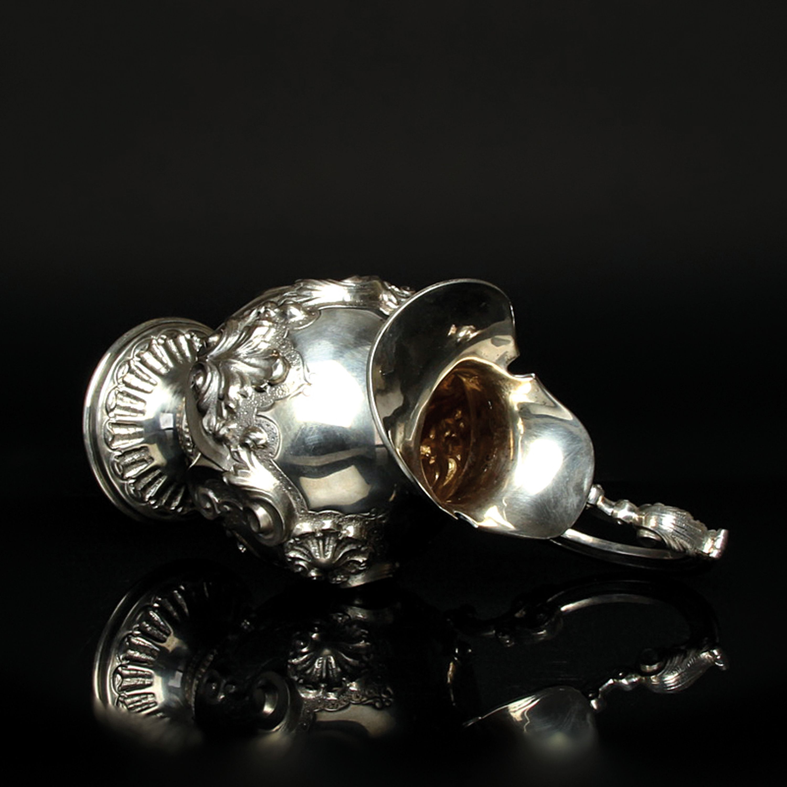 Detail f: Kanne, wohl Polen, um 1880-90, Silber, reich reliefiert mit Muschel- und Rocaillen- Dekor, punziert, H. ca. 23cm, ca. 550 g.