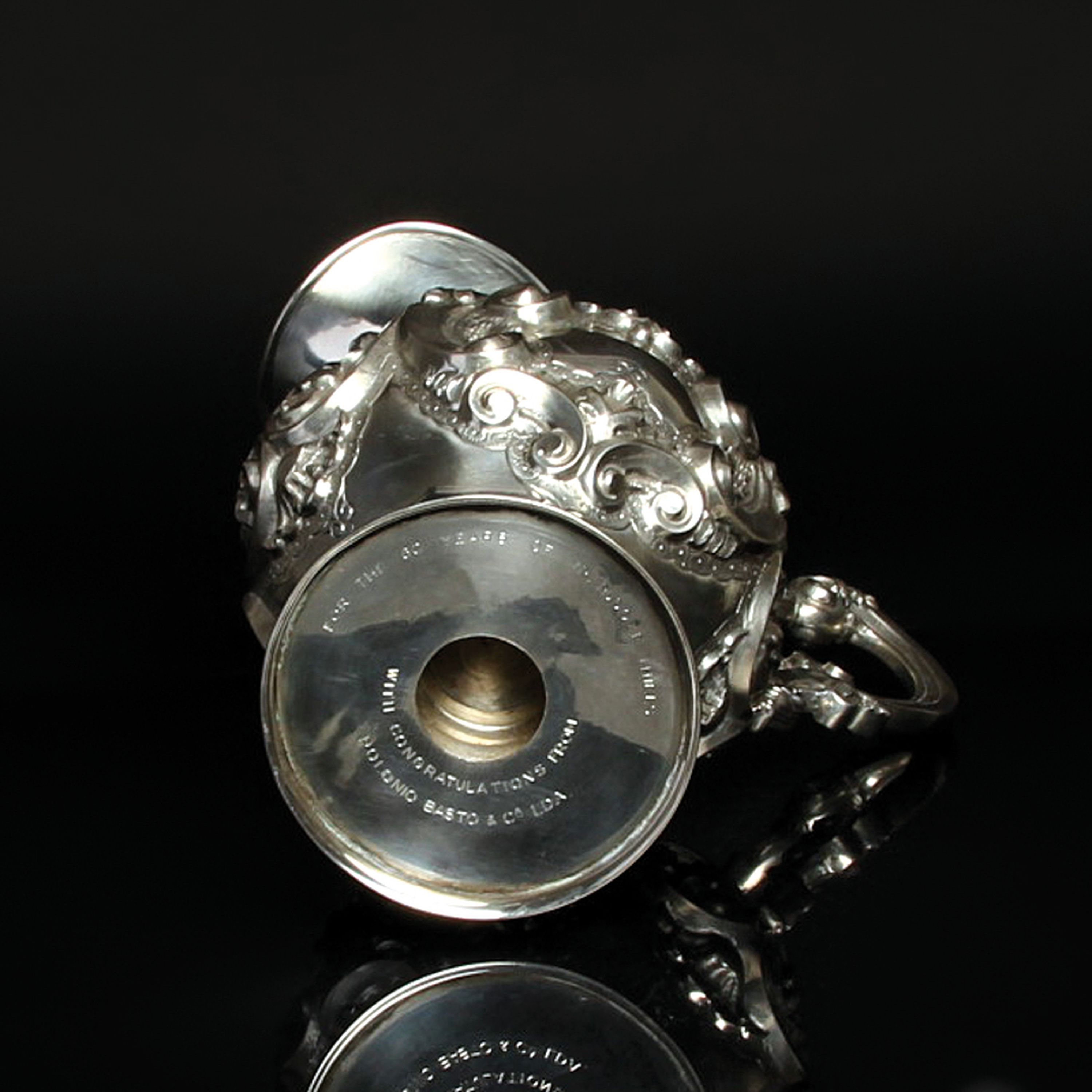 Detail g: Kanne, wohl Polen, um 1880-90, Silber, reich reliefiert mit Muschel- und Rocaillen- Dekor, punziert, H. ca. 23cm, ca. 550 g.