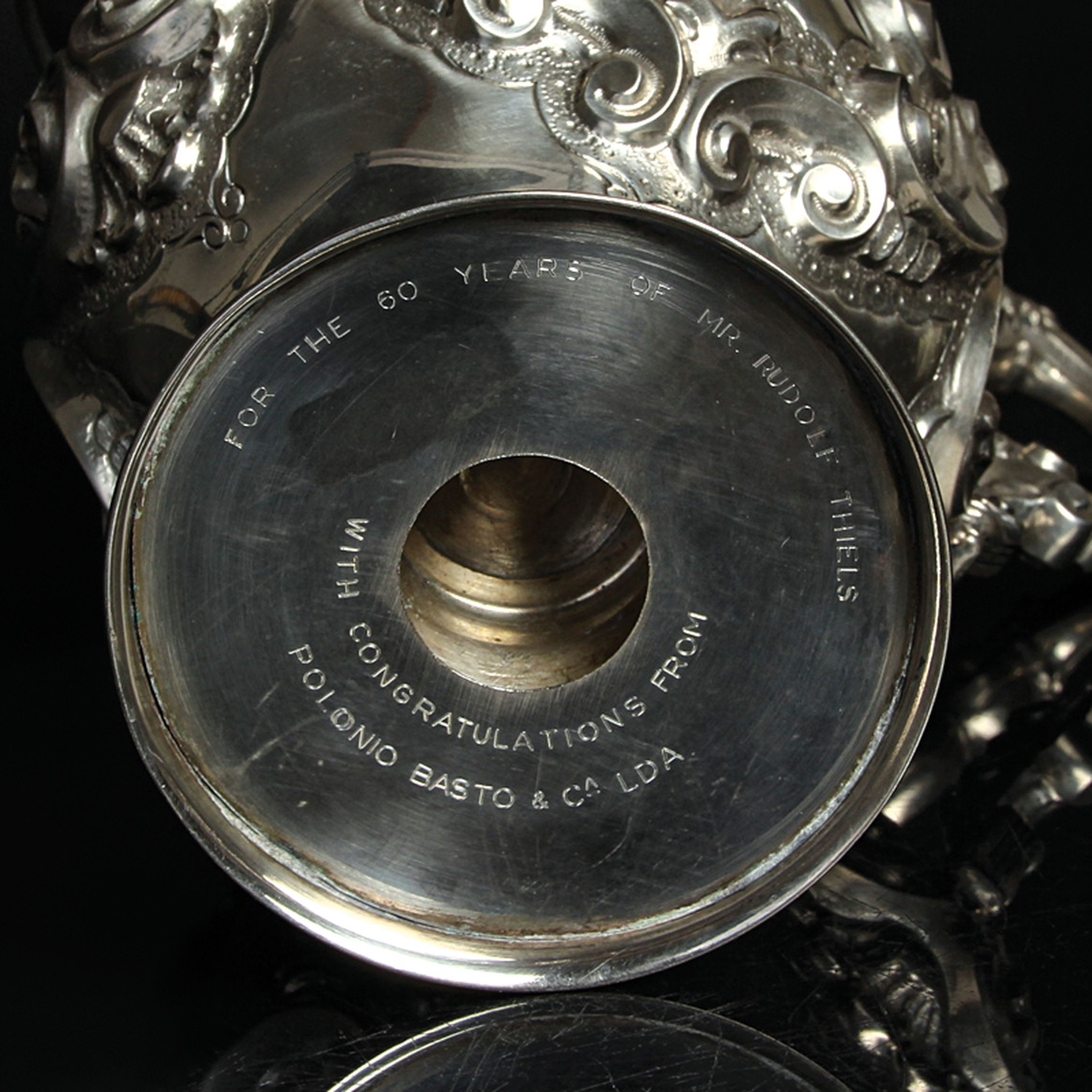 Detail h: Kanne, wohl Polen, um 1880-90, Silber, reich reliefiert mit Muschel- und Rocaillen- Dekor, punziert, H. ca. 23cm, ca. 550 g.