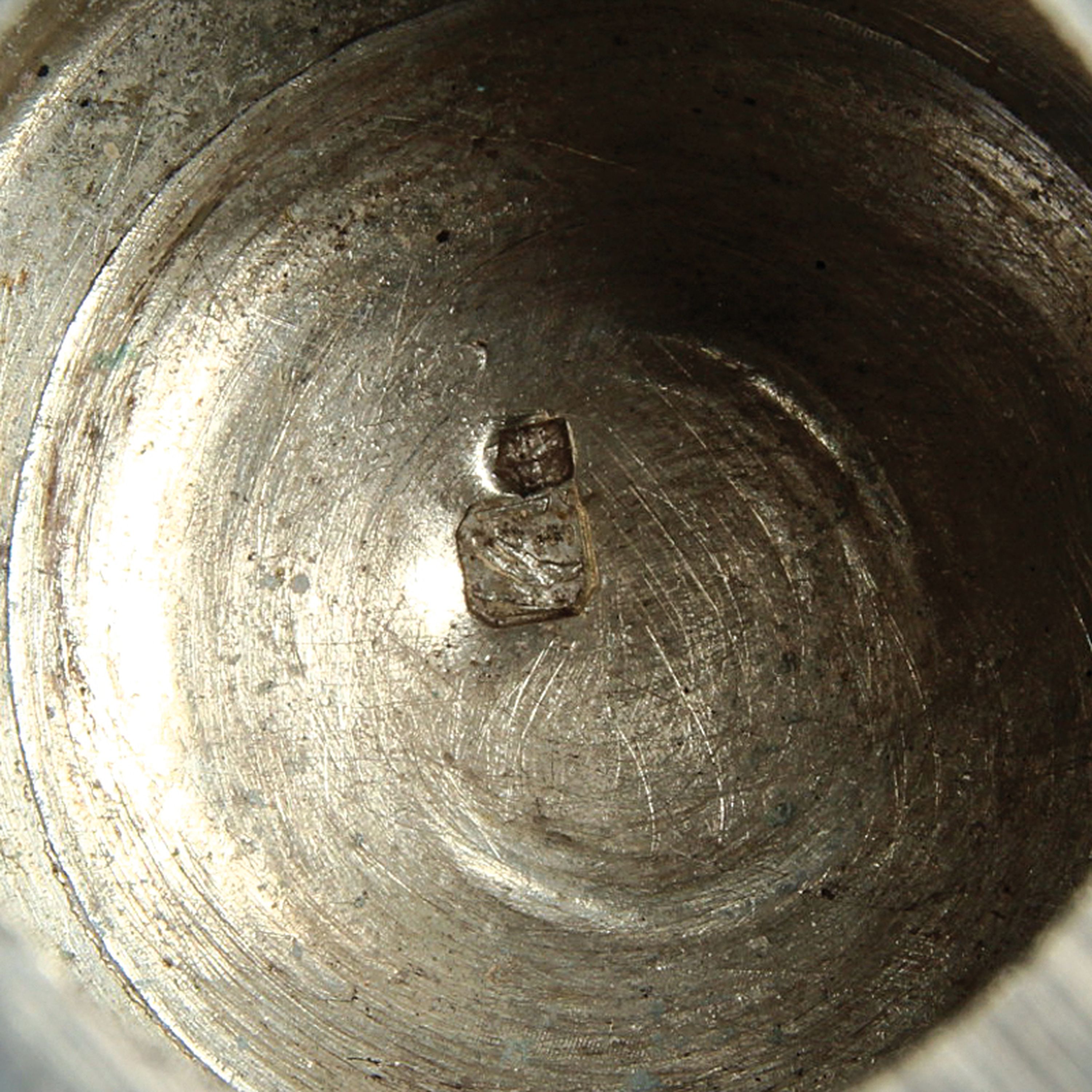 Detail i: Kanne, wohl Polen, um 1880-90, Silber, reich reliefiert mit Muschel- und Rocaillen- Dekor, punziert, H. ca. 23cm, ca. 550 g.