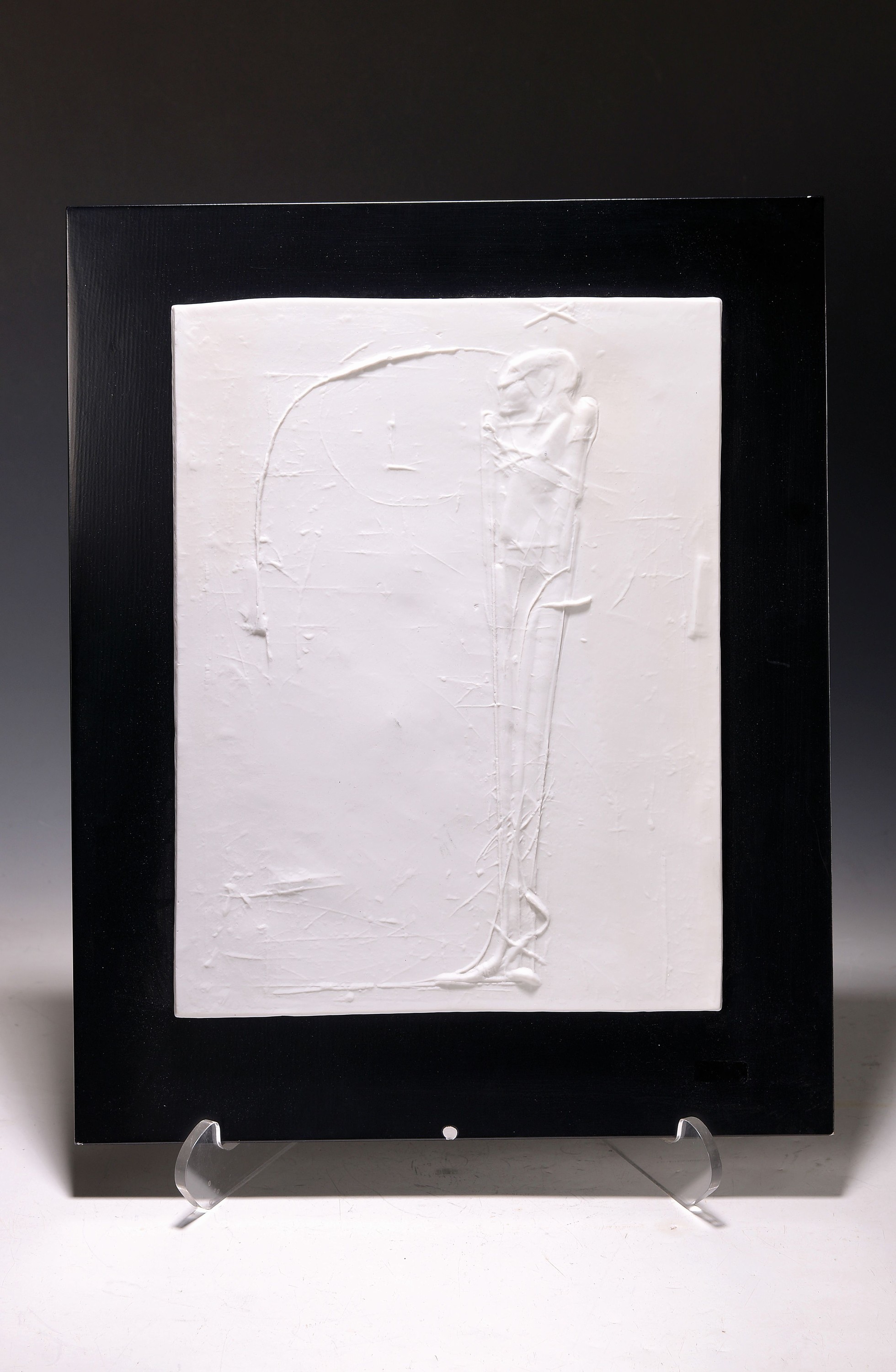 Detail k: Thomas Duttenhöfer, geb. 1950, Stehende im Licht, Porzellanobjekt der Goebel Galerie, sign., num. 5/60, ca. 33.5x26cm, auf schwarzer Platte montiert ...