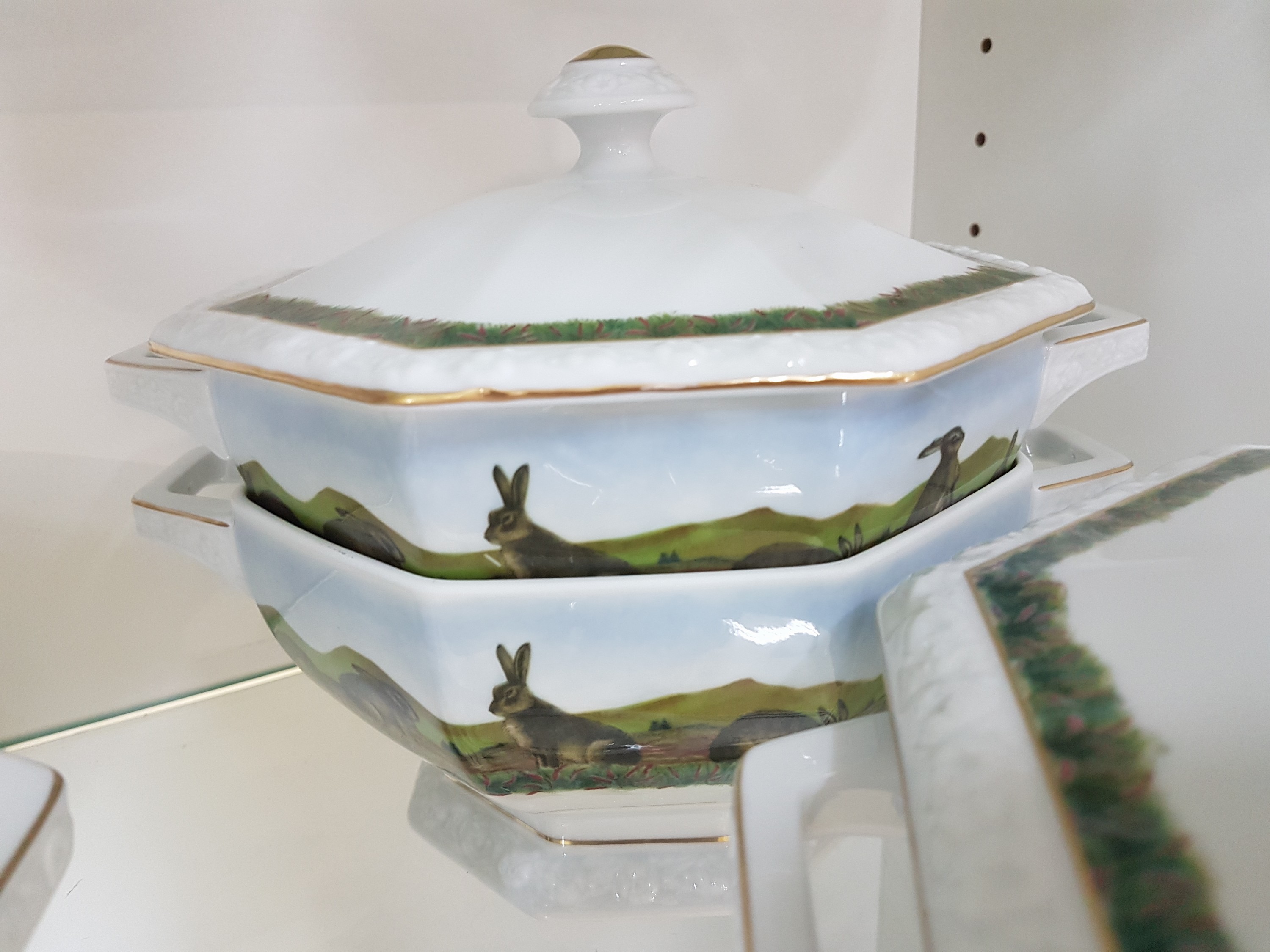 Detail f: Tafelservice, Rosenthal "Animal Life", Maria, 2. Hälfte 20. Jh., teilweise mit Jubiläumsmarke 75 Jahre "Maria 1916-1991, best. aus ...