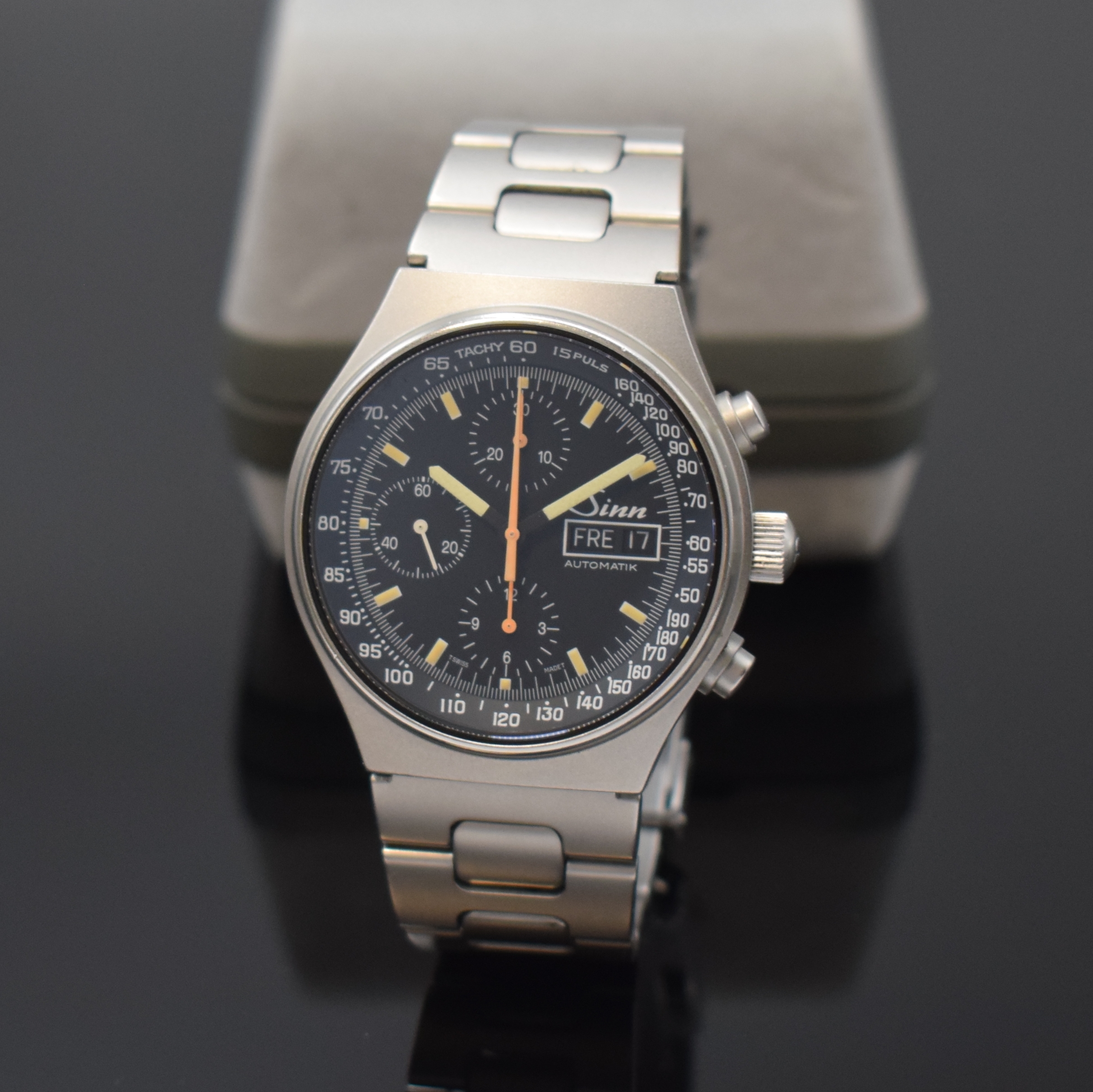SINN Armbandchronograph Referenz 144 in Stahl, Schweiz um 1995, Automatik, beids. vergl. Geh., orig. Gliederband m. Faltschl., Boden u. Krone ...