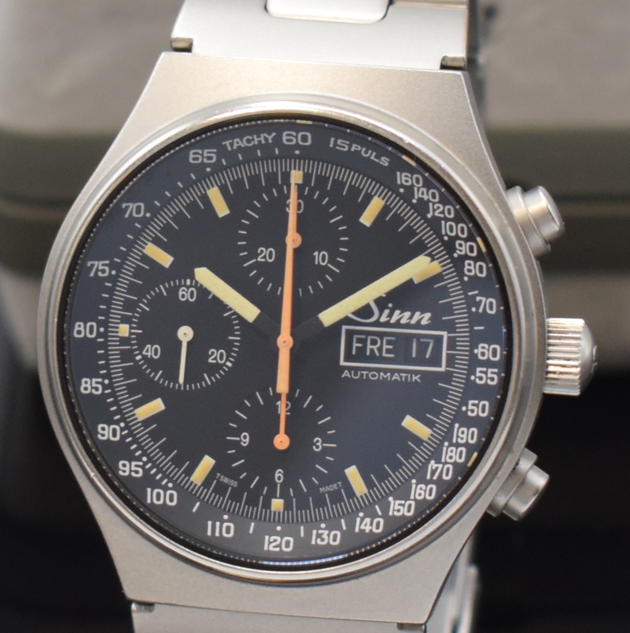 Detail a: SINN Armbandchronograph Referenz 144 in Stahl, Schweiz um 1995, Automatik, beids. vergl. Geh., orig. Gliederband m. Faltschl., Boden u. Krone ...