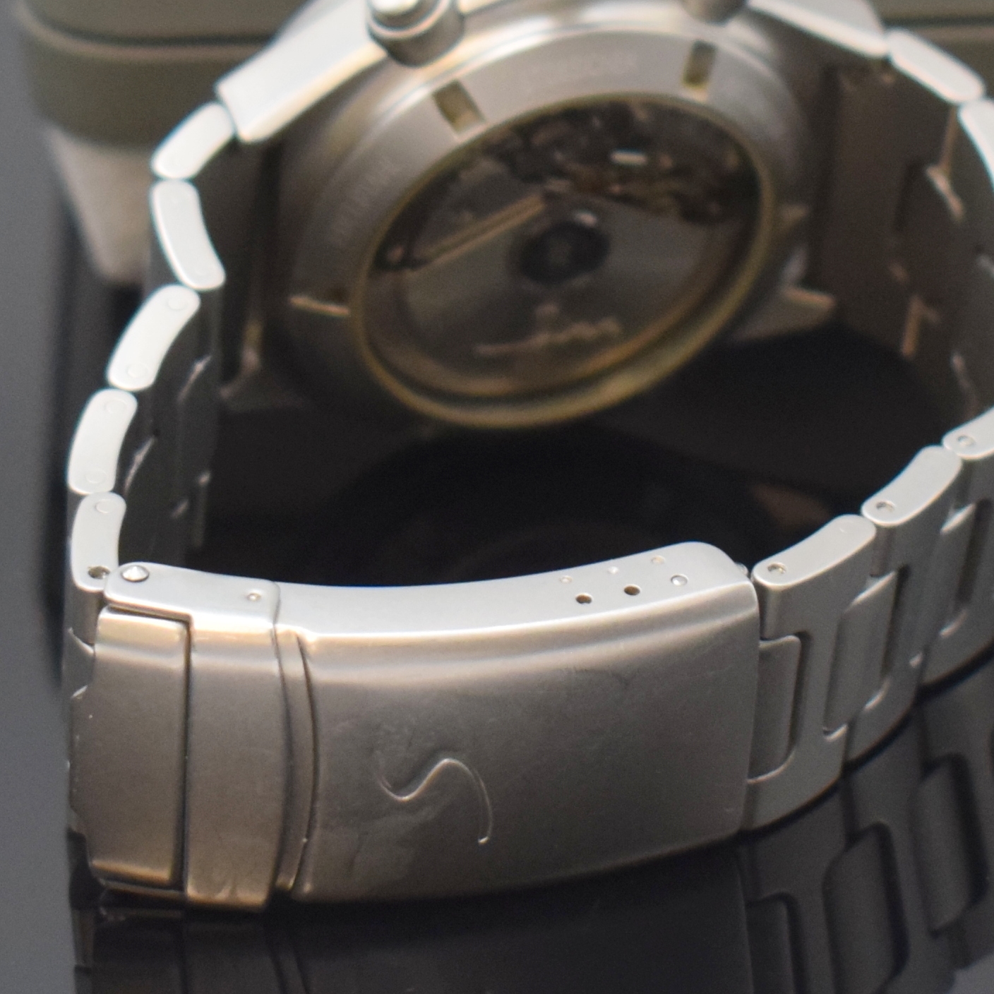 Detail b: SINN Armbandchronograph Referenz 144 in Stahl, Schweiz um 1995, Automatik, beids. vergl. Geh., orig. Gliederband m. Faltschl., Boden u. Krone ...