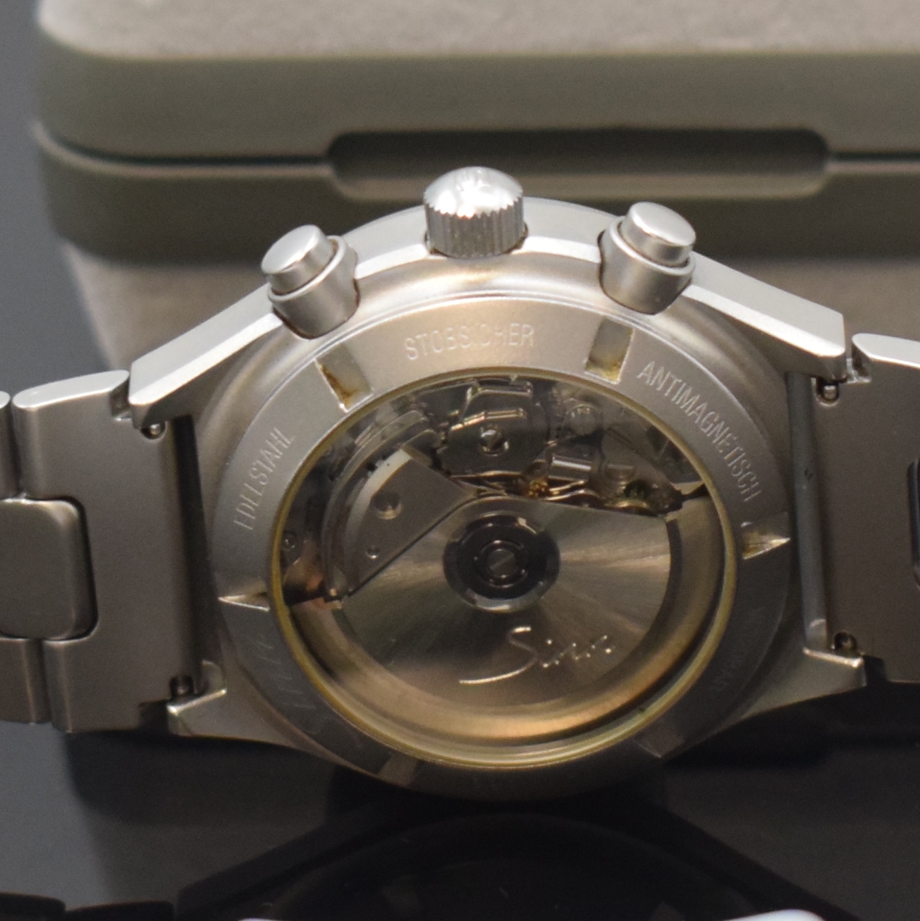 Detail d: SINN Armbandchronograph Referenz 144 in Stahl, Schweiz um 1995, Automatik, beids. vergl. Geh., orig. Gliederband m. Faltschl., Boden u. Krone ...