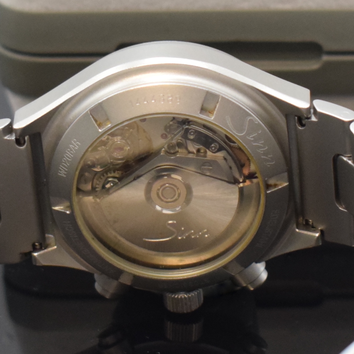 Detail e: SINN Armbandchronograph Referenz 144 in Stahl, Schweiz um 1995, Automatik, beids. vergl. Geh., orig. Gliederband m. Faltschl., Boden u. Krone ...