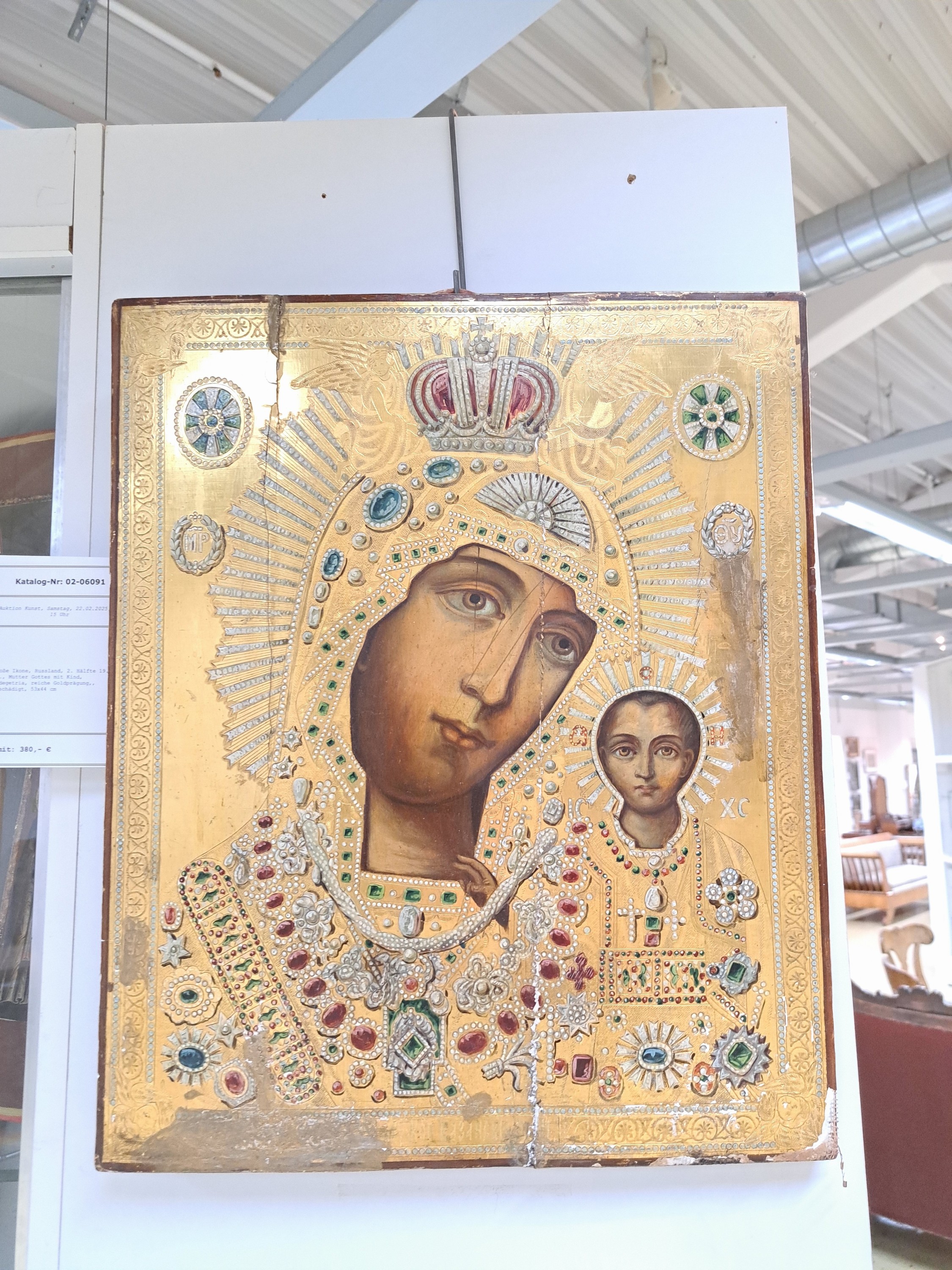 Detail l: Große Ikone, Russland, 2. Hälfte 19. Jh., Mutter Gottes mit Kind, Hodegetria, reiche Goldprägung,, beschädigt, 53x44 cm