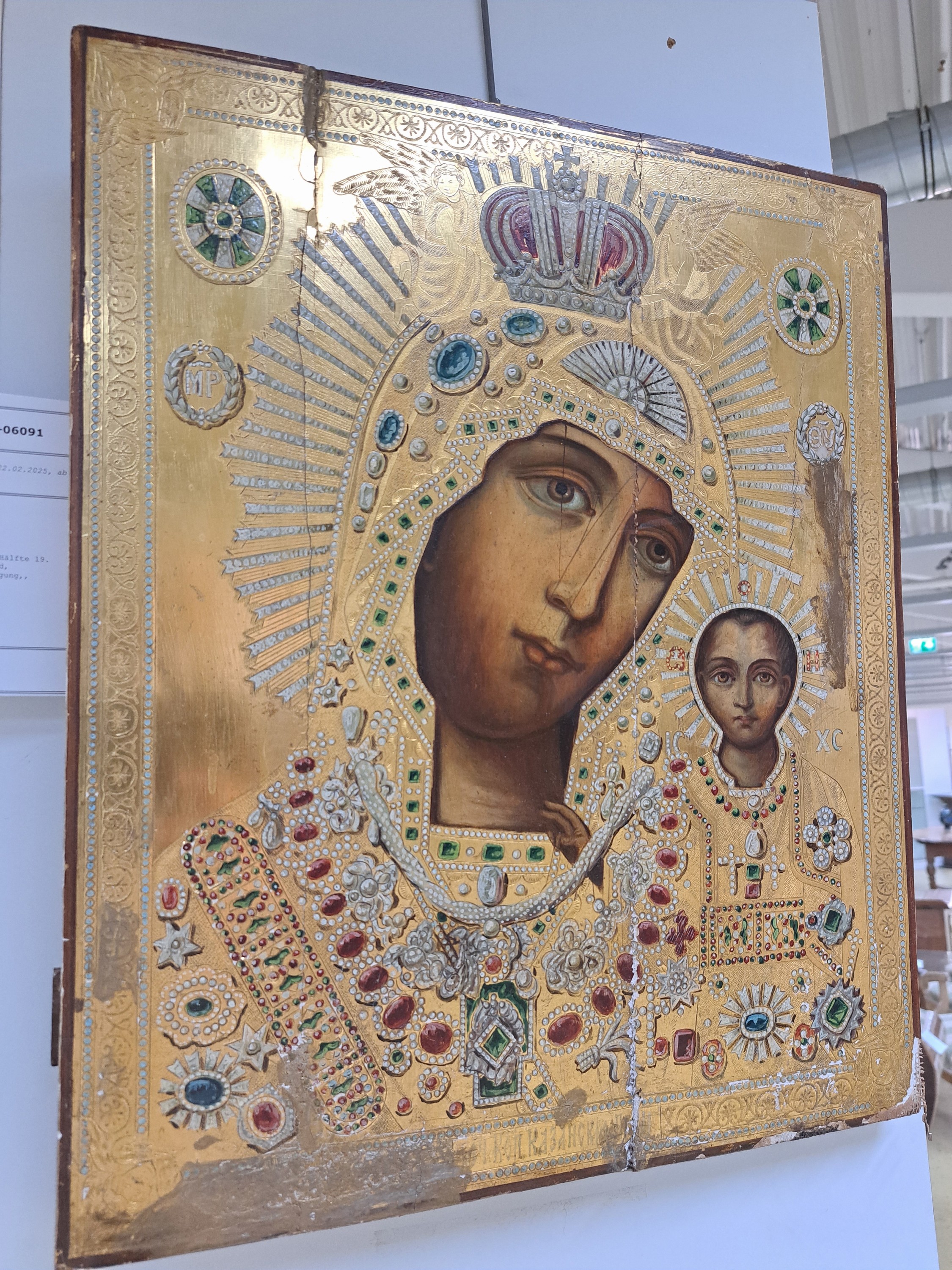 Detail m: Große Ikone, Russland, 2. Hälfte 19. Jh., Mutter Gottes mit Kind, Hodegetria, reiche Goldprägung,, beschädigt, 53x44 cm