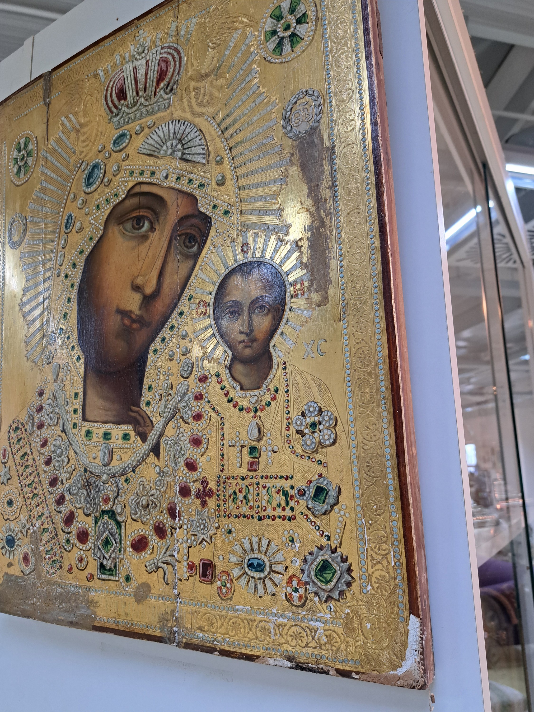 Detail n: Große Ikone, Russland, 2. Hälfte 19. Jh., Mutter Gottes mit Kind, Hodegetria, reiche Goldprägung,, beschädigt, 53x44 cm