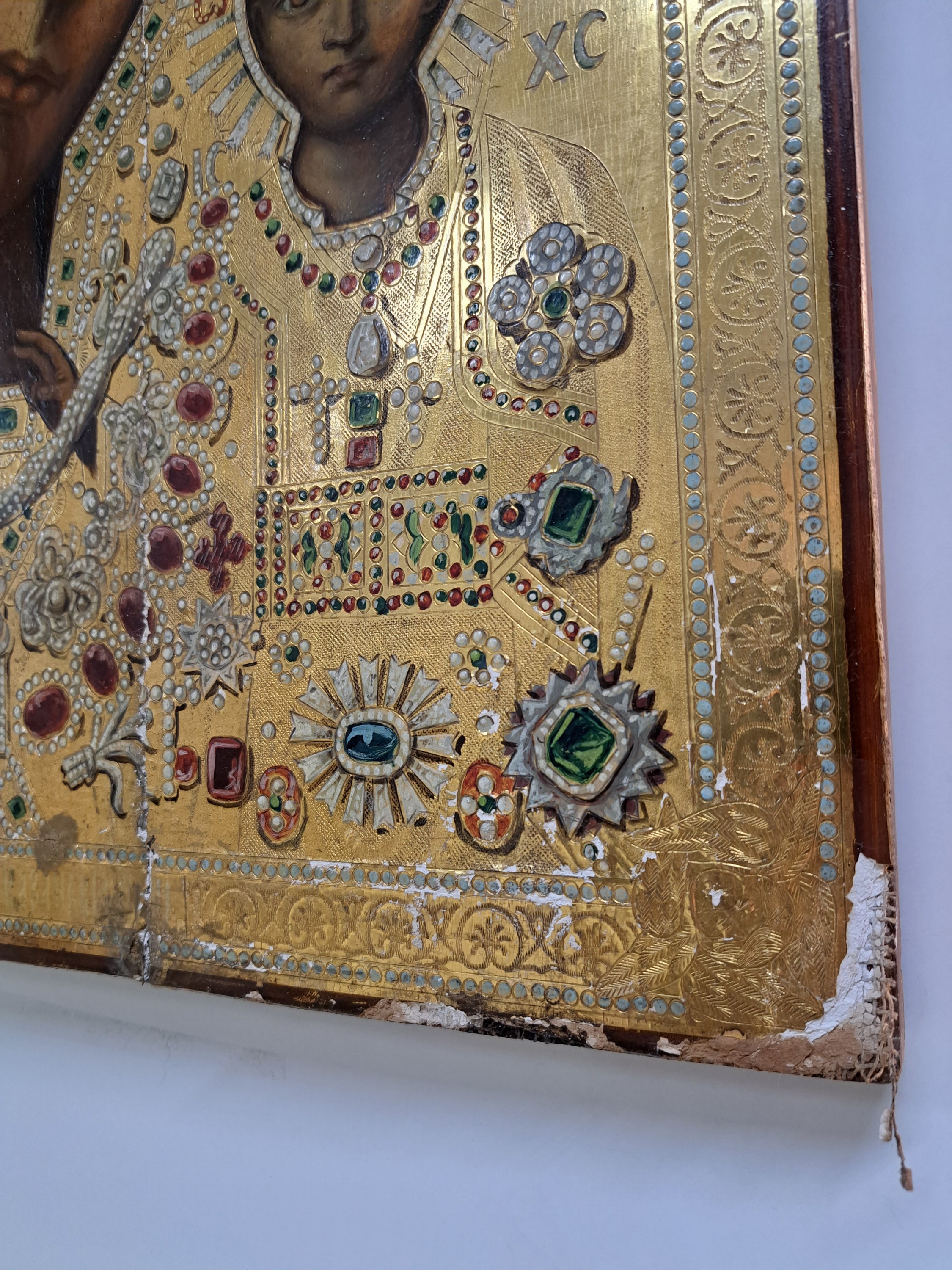 Detail r: Große Ikone, Russland, 2. Hälfte 19. Jh., Mutter Gottes mit Kind, Hodegetria, reiche Goldprägung,, beschädigt, 53x44 cm
