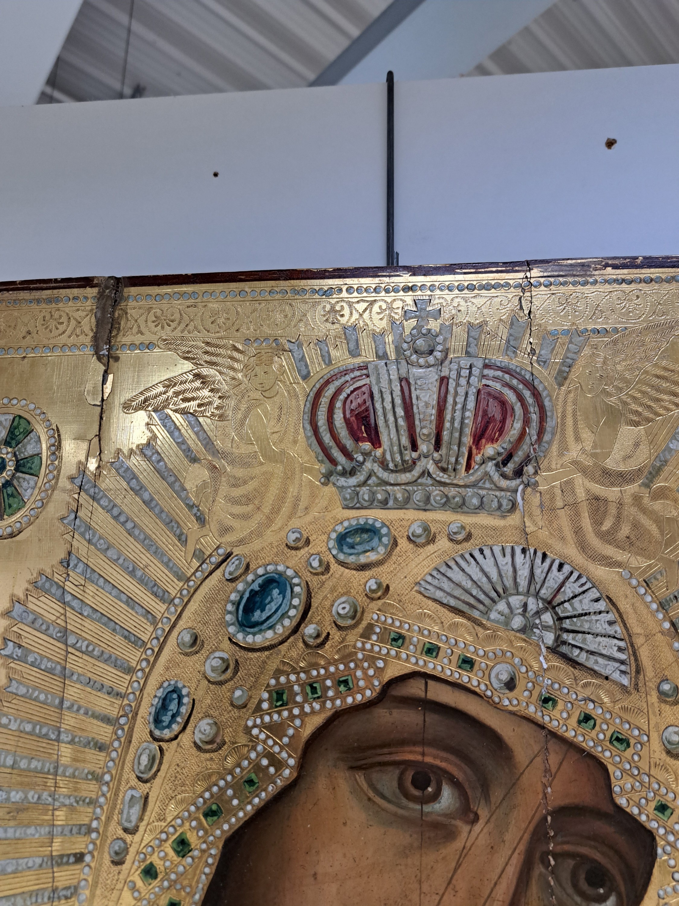 Detail t: Große Ikone, Russland, 2. Hälfte 19. Jh., Mutter Gottes mit Kind, Hodegetria, reiche Goldprägung,, beschädigt, 53x44 cm