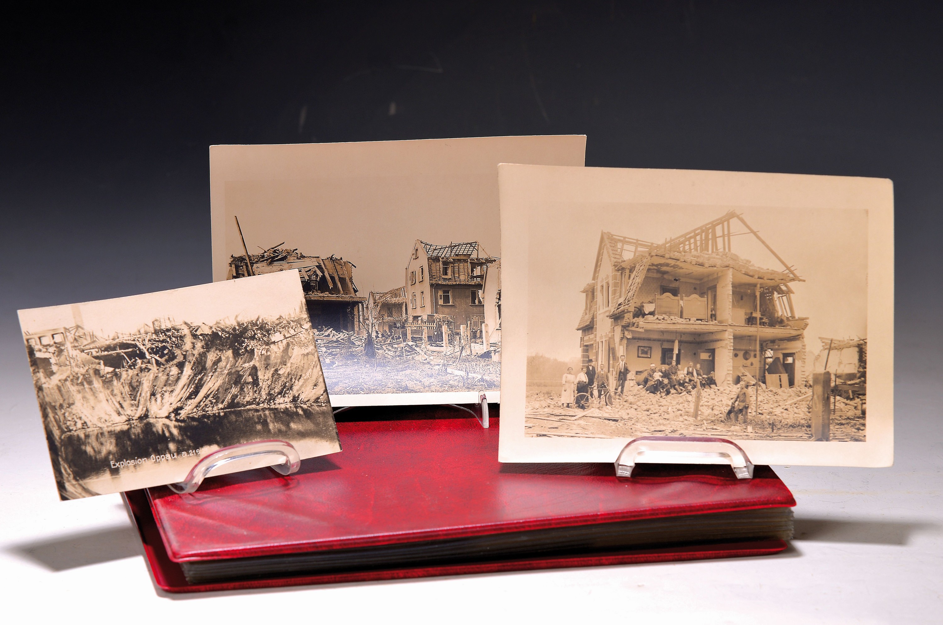 Sammlung aus 13 Fotos und Postkarten zur BASF-Explosion in Oppau 1921, mit Darstellung derzerstörten Häuser und der verzweifelten Menschen, je ca. ...
