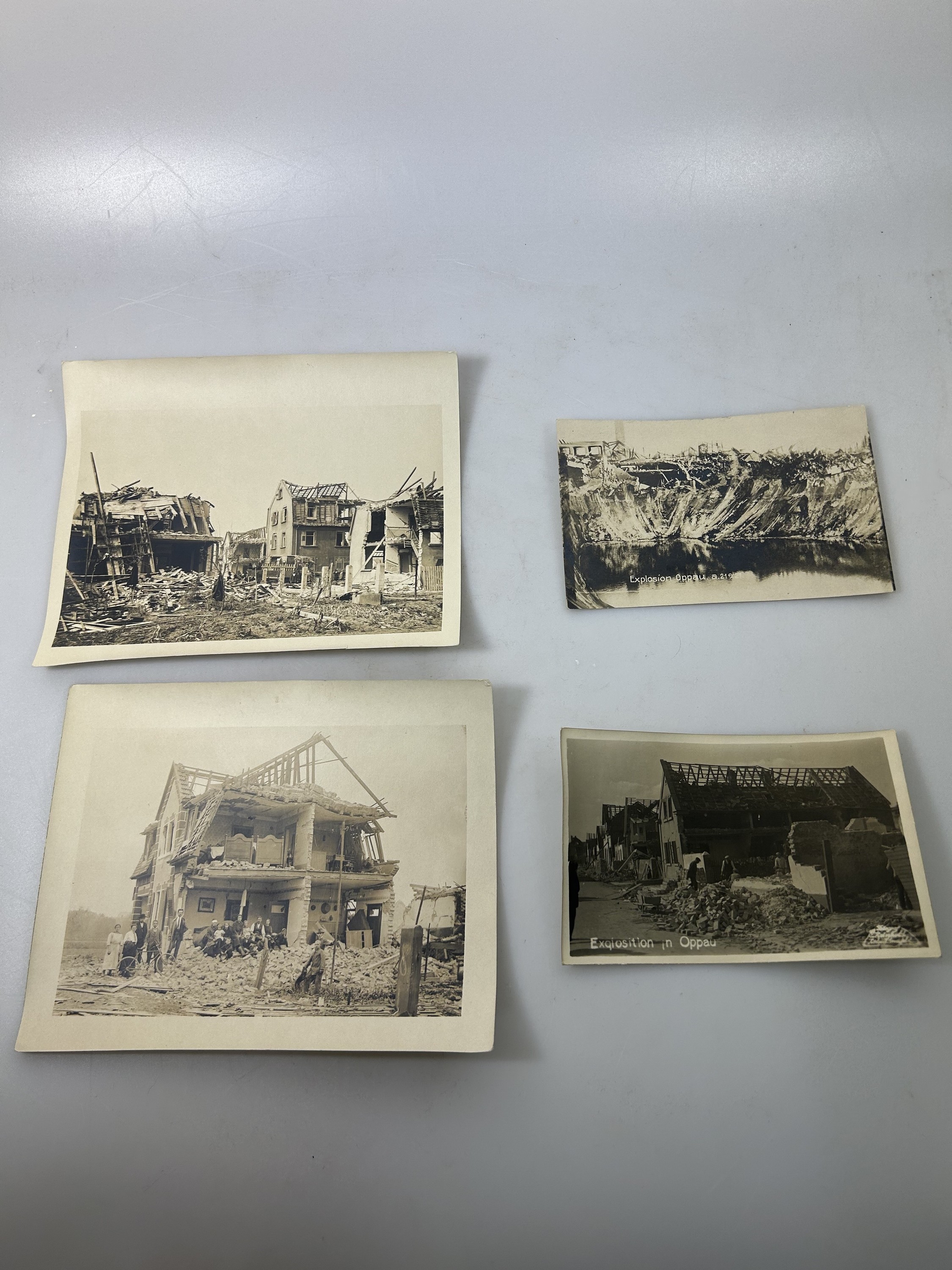 Detail a: Sammlung aus 13 Fotos und Postkarten zur BASF-Explosion in Oppau 1921, mit Darstellung derzerstörten Häuser und der verzweifelten Menschen, je ca. ...