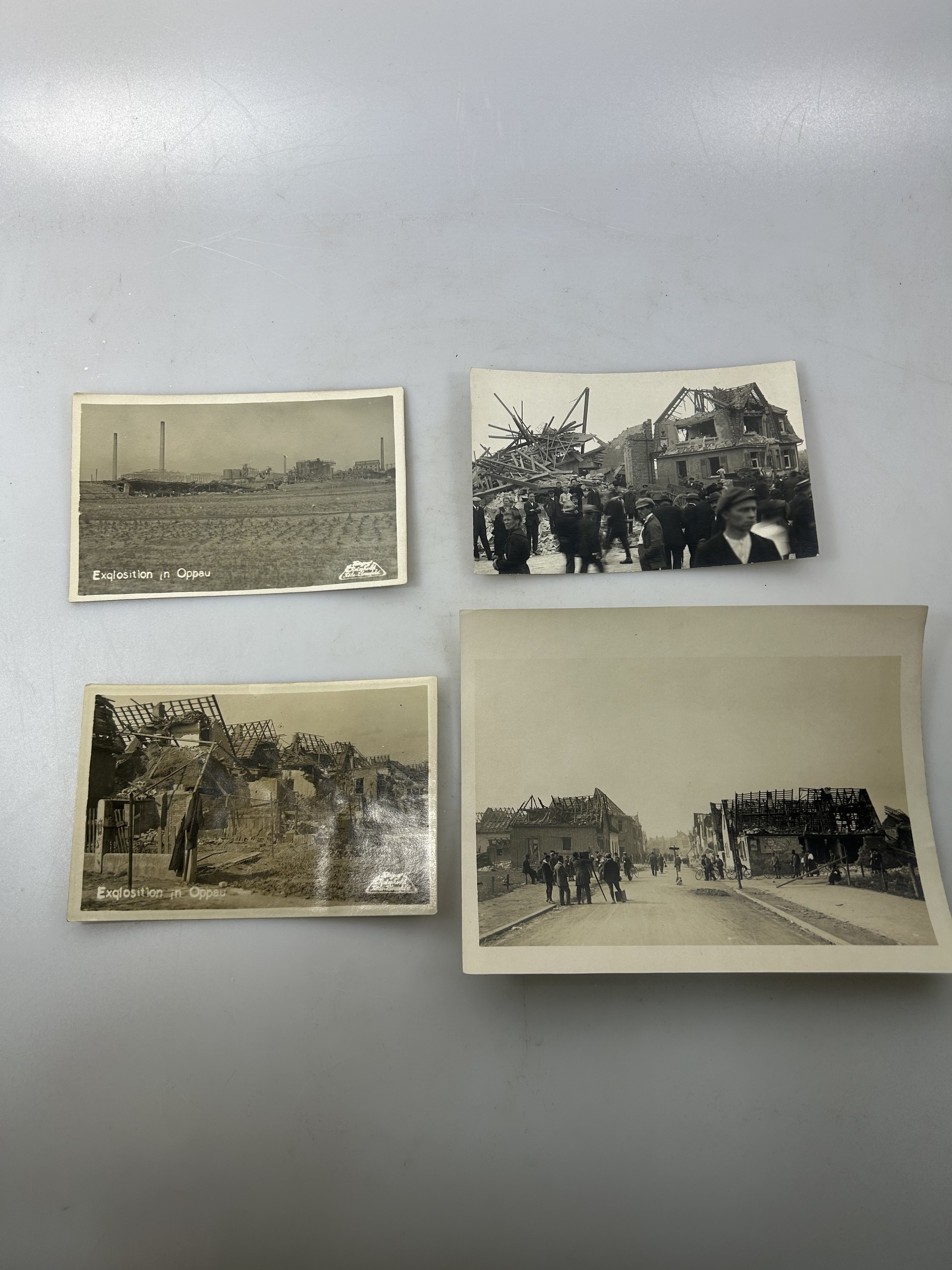 Detail b: Sammlung aus 13 Fotos und Postkarten zur BASF-Explosion in Oppau 1921, mit Darstellung derzerstörten Häuser und der verzweifelten Menschen, je ca. ...