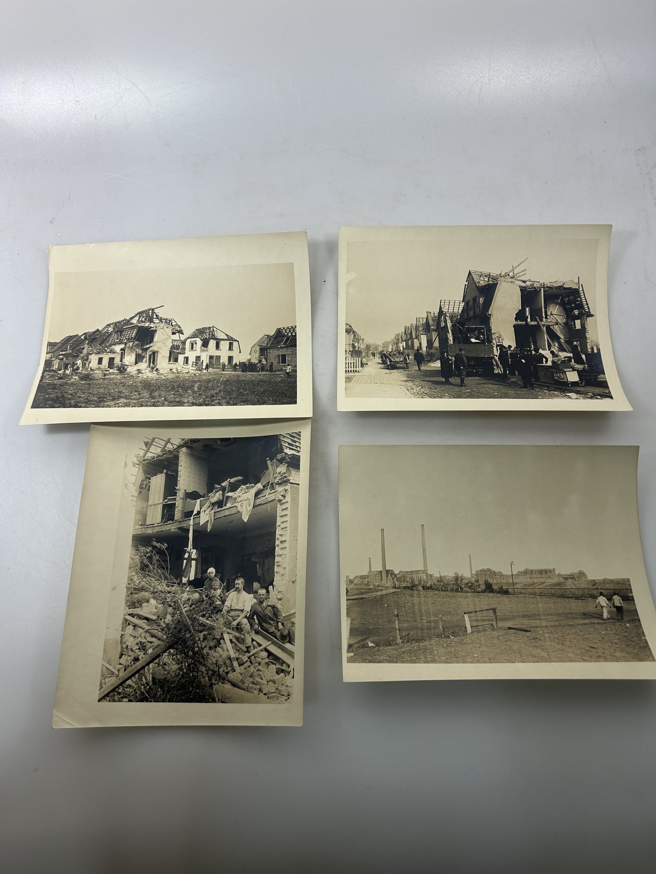 Detail c: Sammlung aus 13 Fotos und Postkarten zur BASF-Explosion in Oppau 1921, mit Darstellung derzerstörten Häuser und der verzweifelten Menschen, je ca. ...