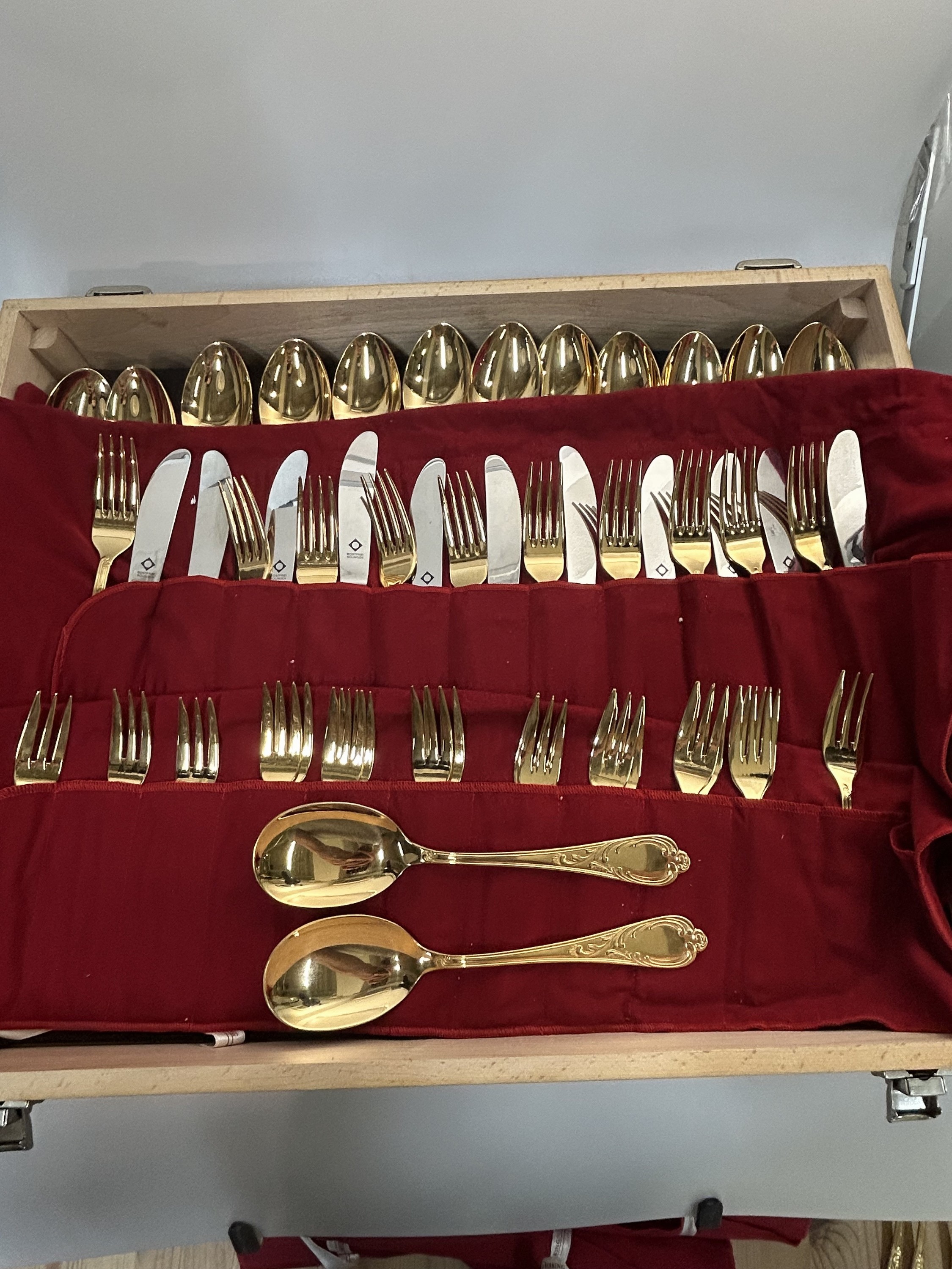 Detail a: 142-tlg. Tafelbesteck, Solingen, Edelstahl 23 Karat vergoldet, Barockstil, 24 Messer, 23 Gabeln, 24 Löffel, 12 Fischmesser, 12 Fischgabeln, 24 ...